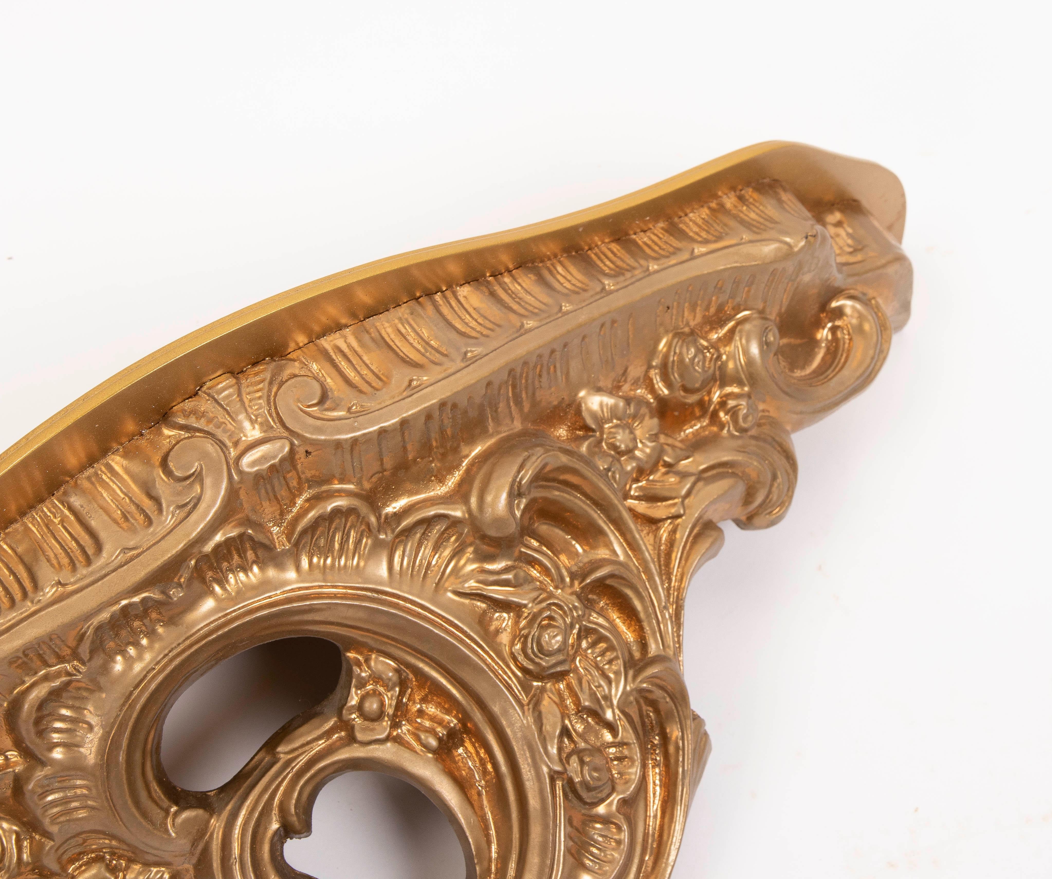 Miroir mural doré avec piédestal en bois d'époque plus tardive en vente 11