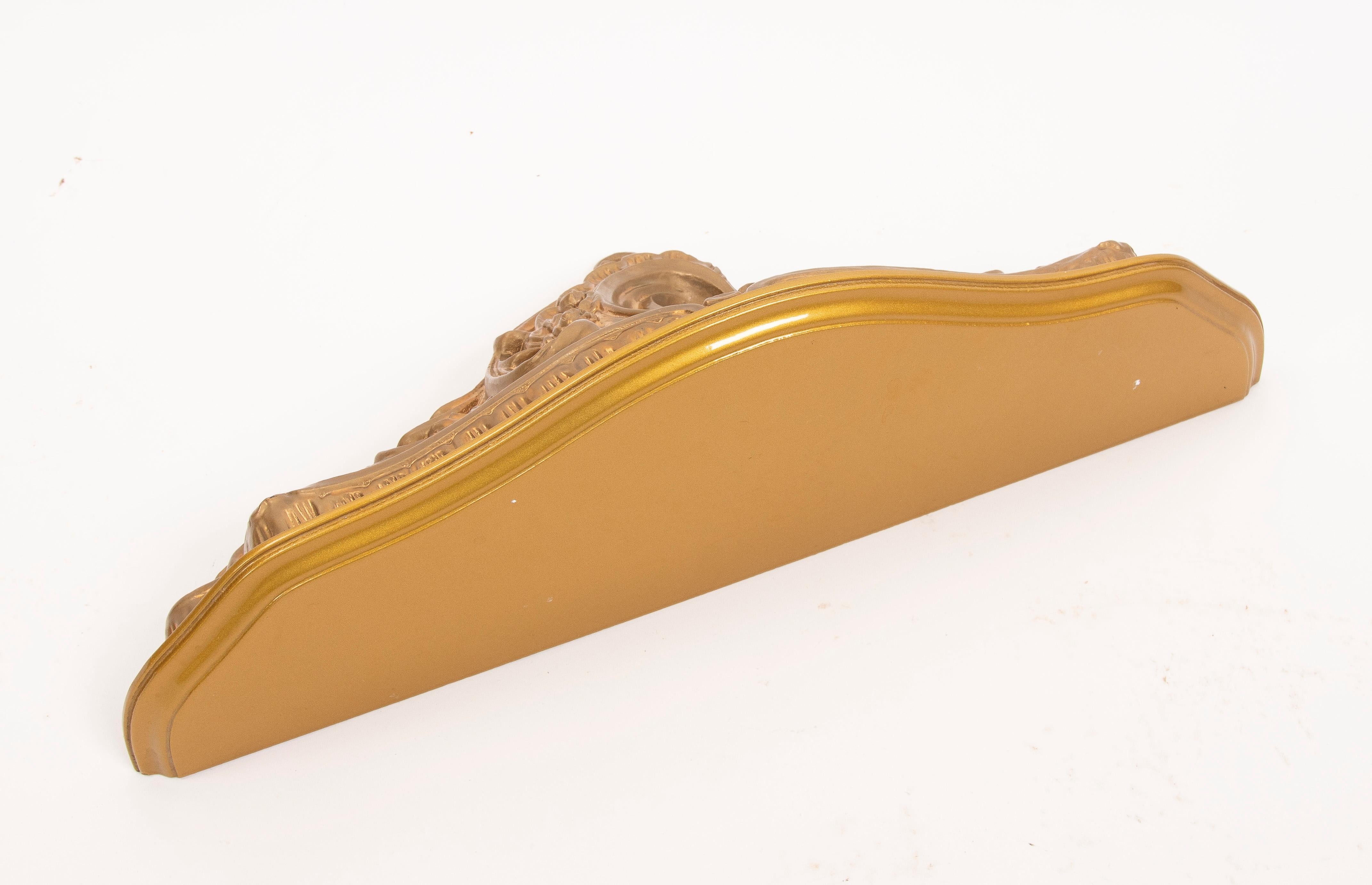 Miroir mural doré avec piédestal en bois d'époque plus tardive en vente 12