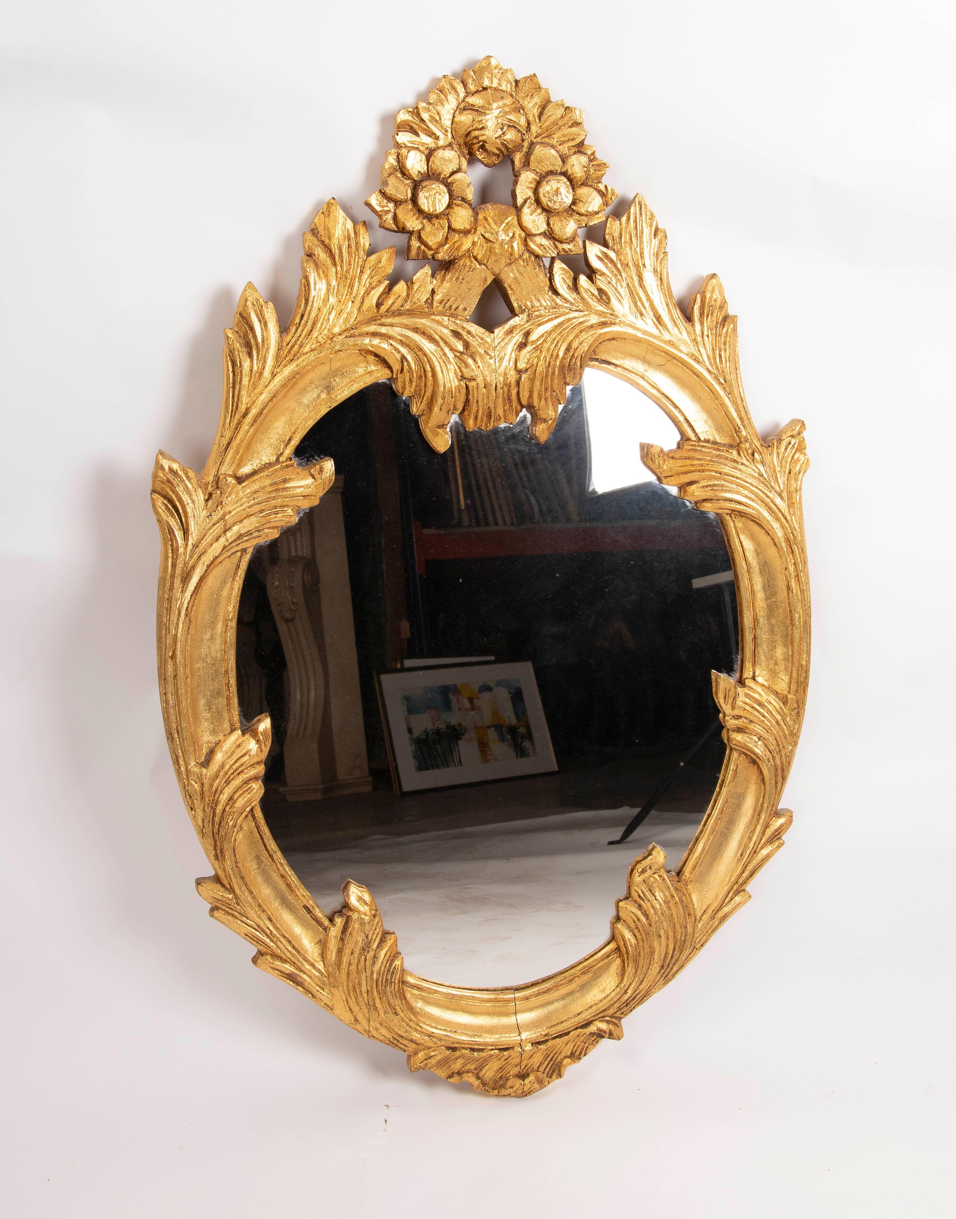 Français Miroir mural doré avec piédestal en bois d'époque plus tardive en vente