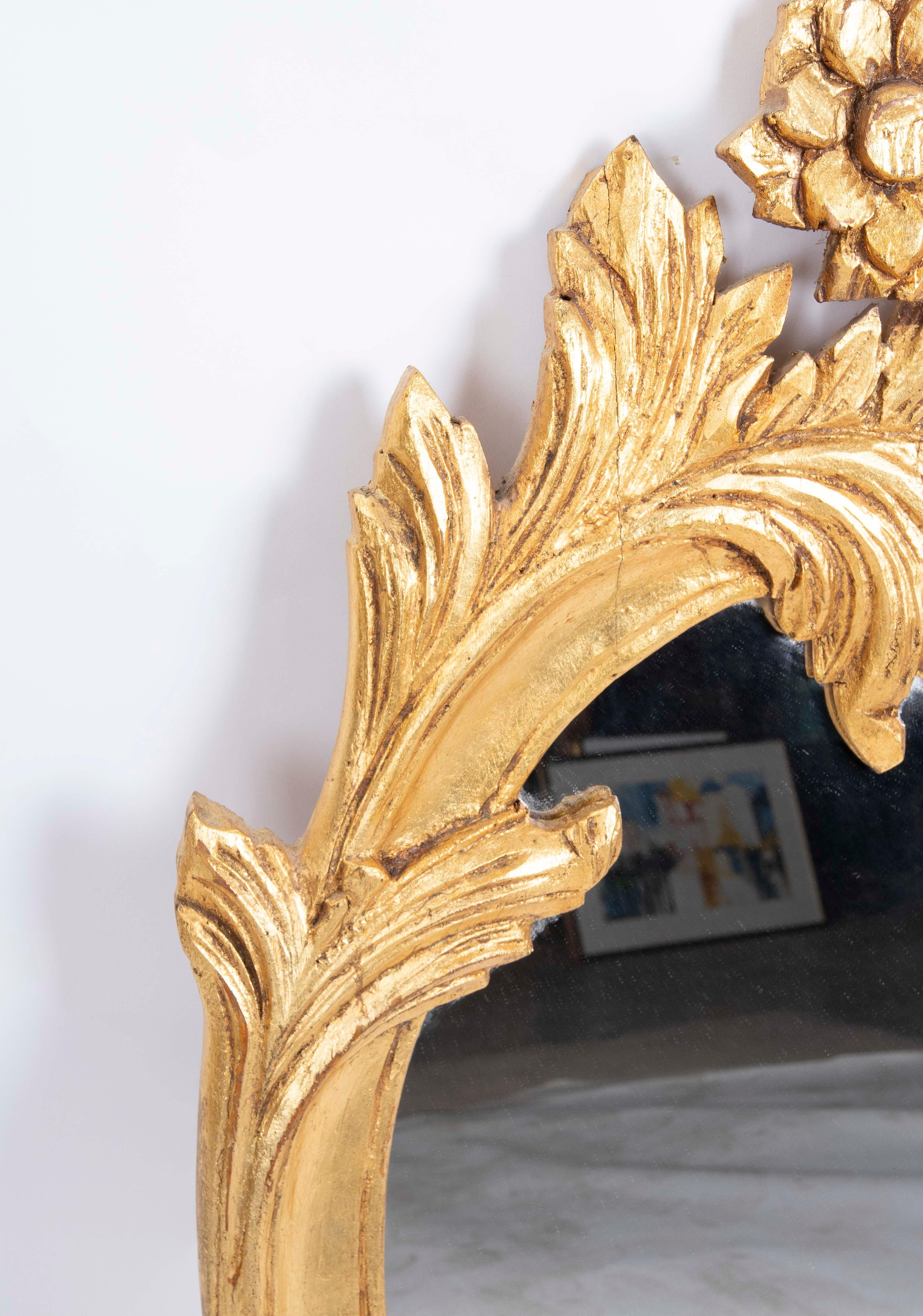 20ième siècle Miroir mural doré avec piédestal en bois d'époque plus tardive en vente