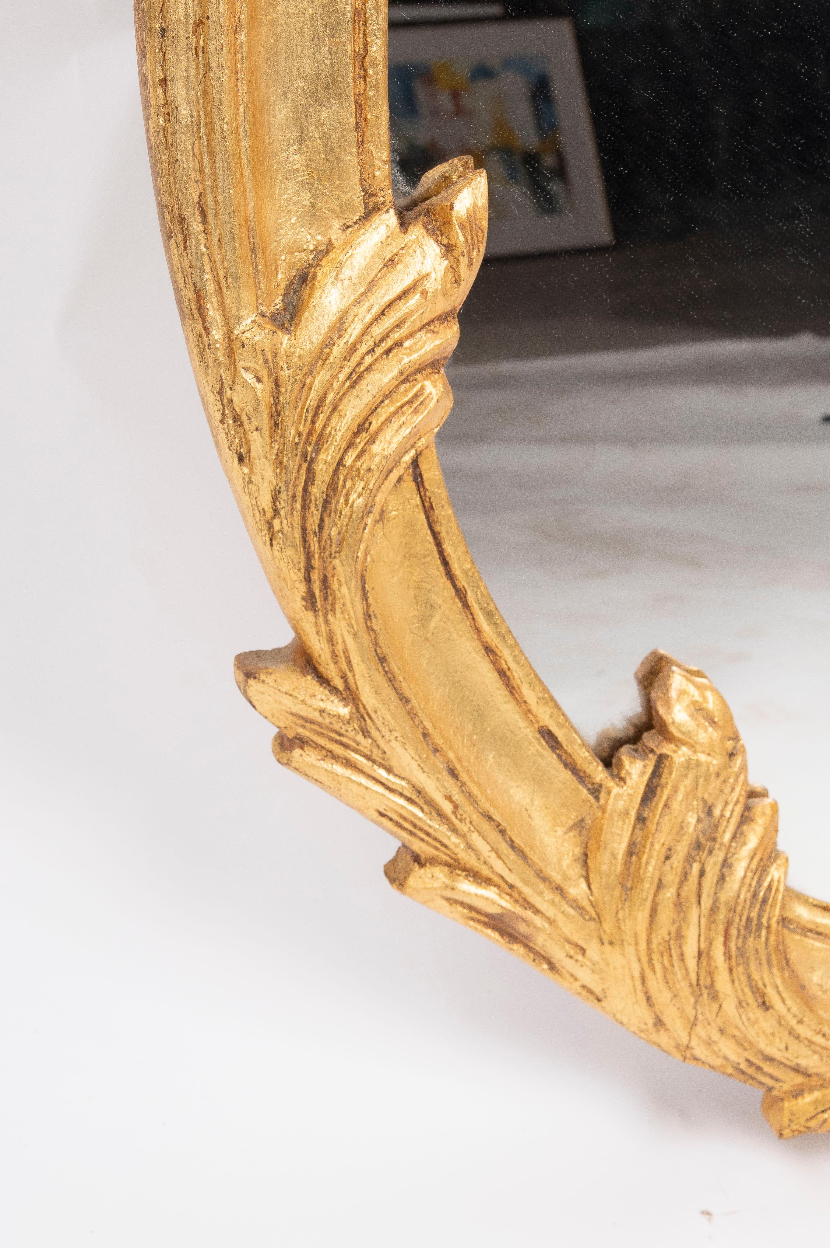Bois Miroir mural doré avec piédestal en bois d'époque plus tardive en vente
