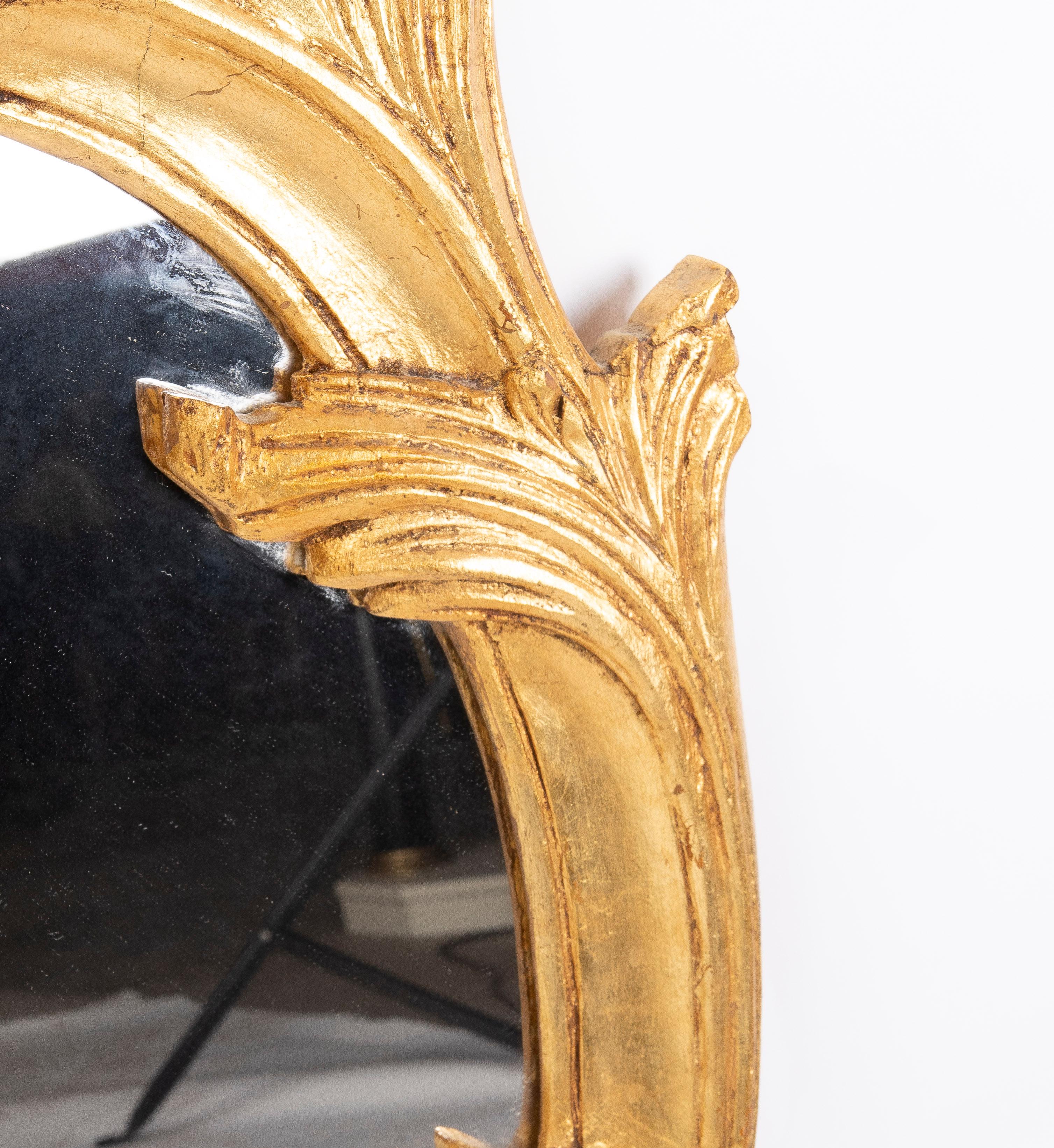 Miroir mural doré avec piédestal en bois d'époque plus tardive en vente 2