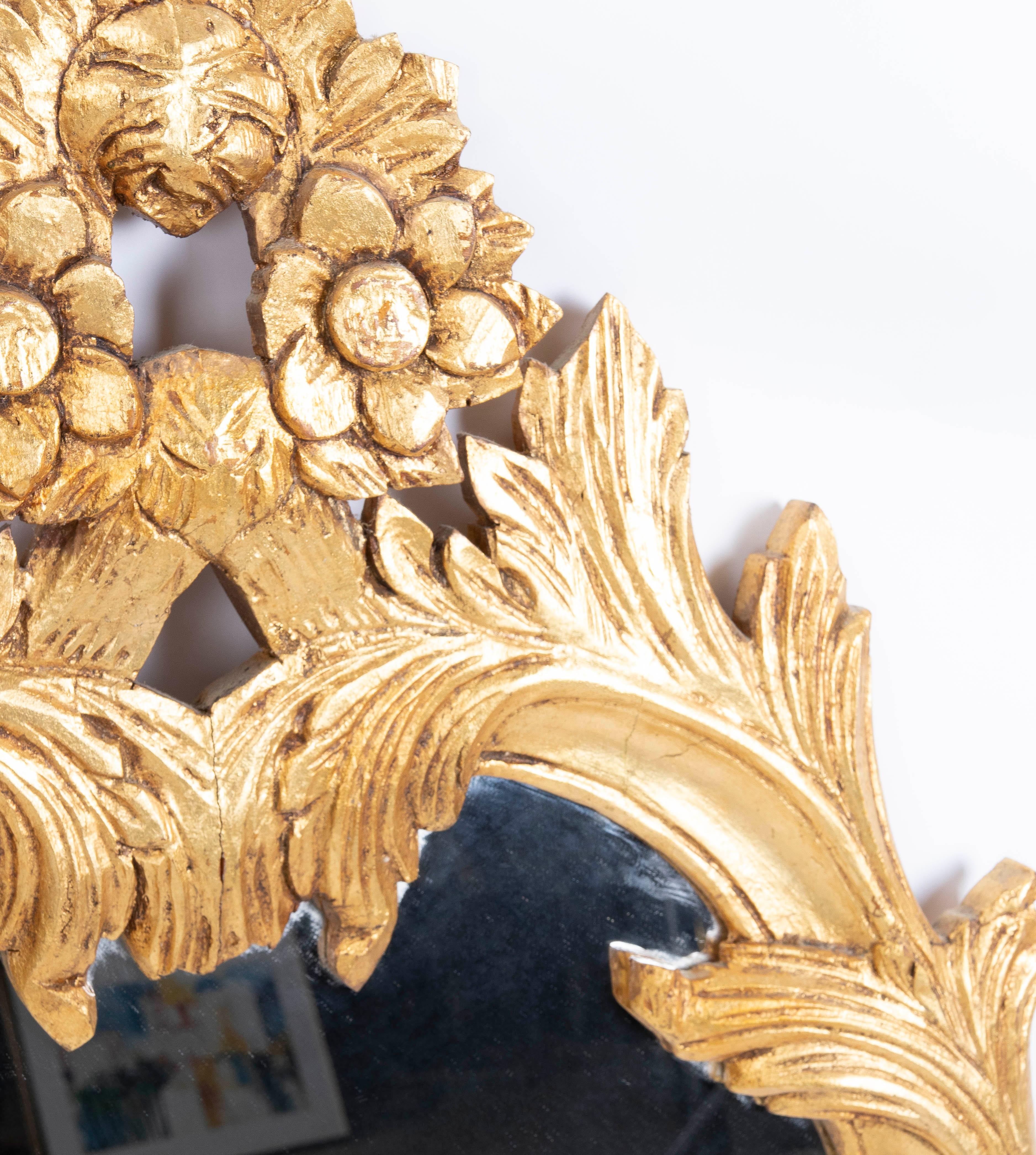 Miroir mural doré avec piédestal en bois d'époque plus tardive en vente 3
