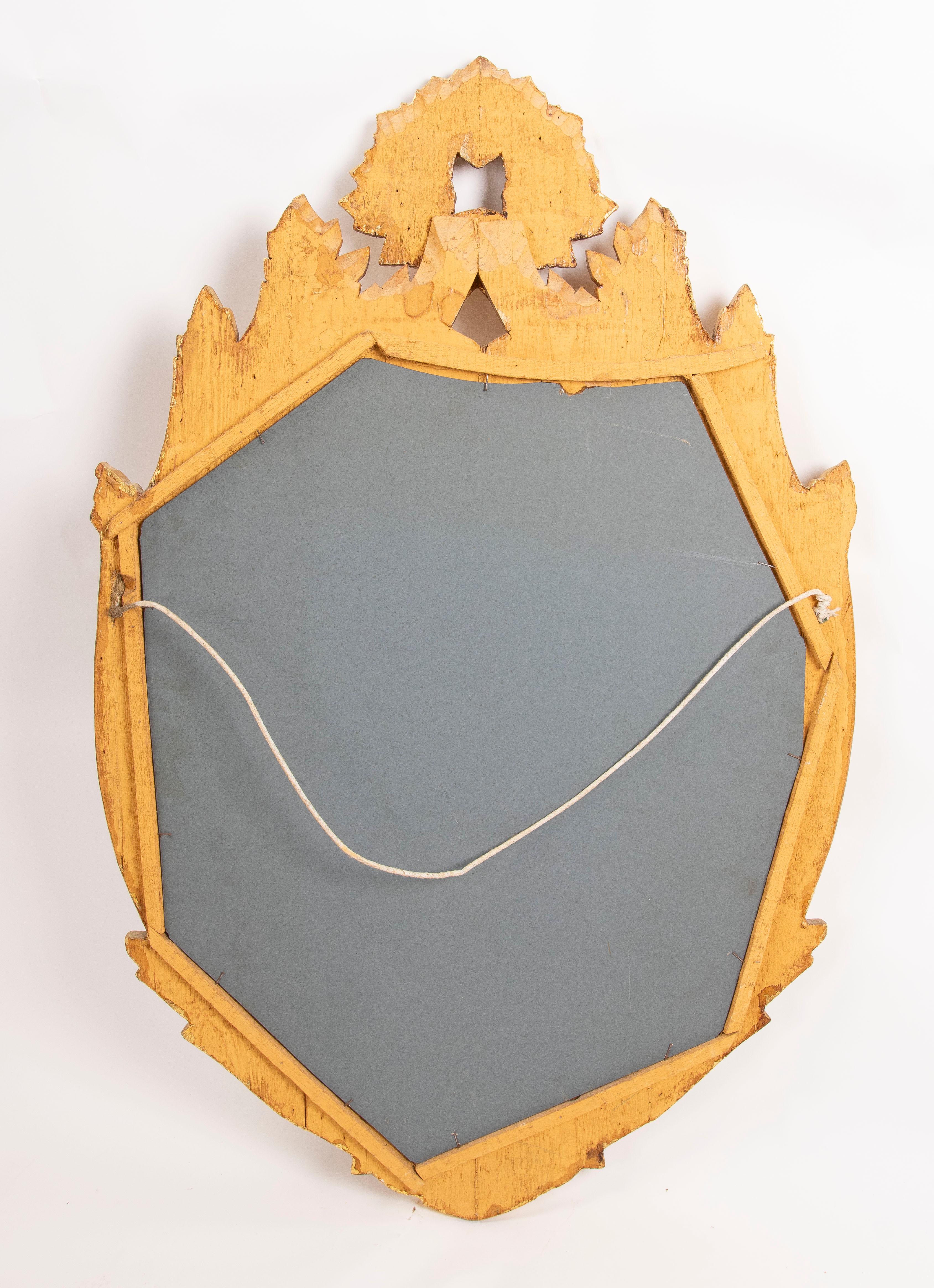Miroir mural doré avec piédestal en bois d'époque plus tardive en vente 4