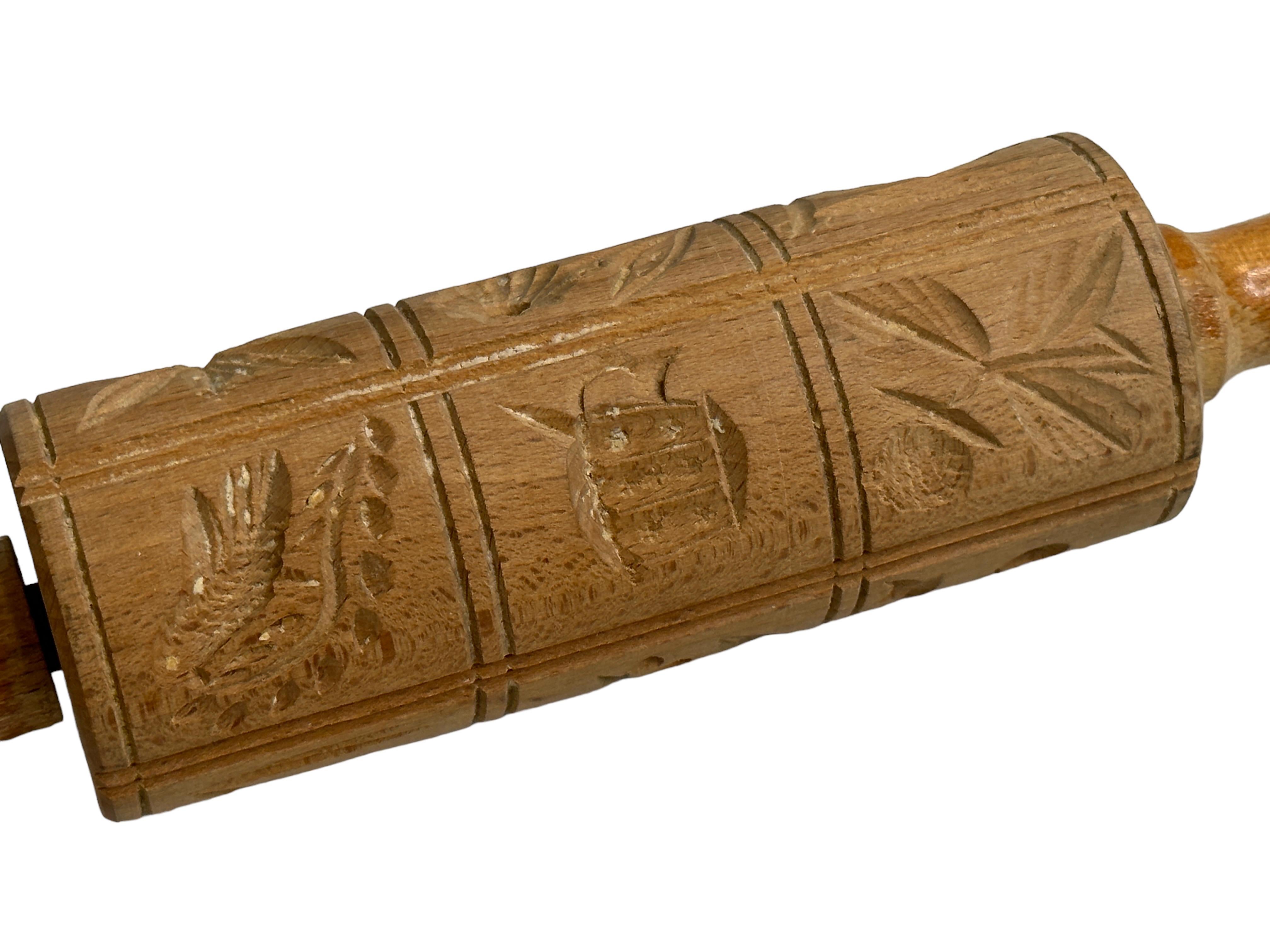 Mid-Century Modern wooden Gingerbread Cookie Speculaas Springerle  Rolling Pin Antique German 1900s For Sale