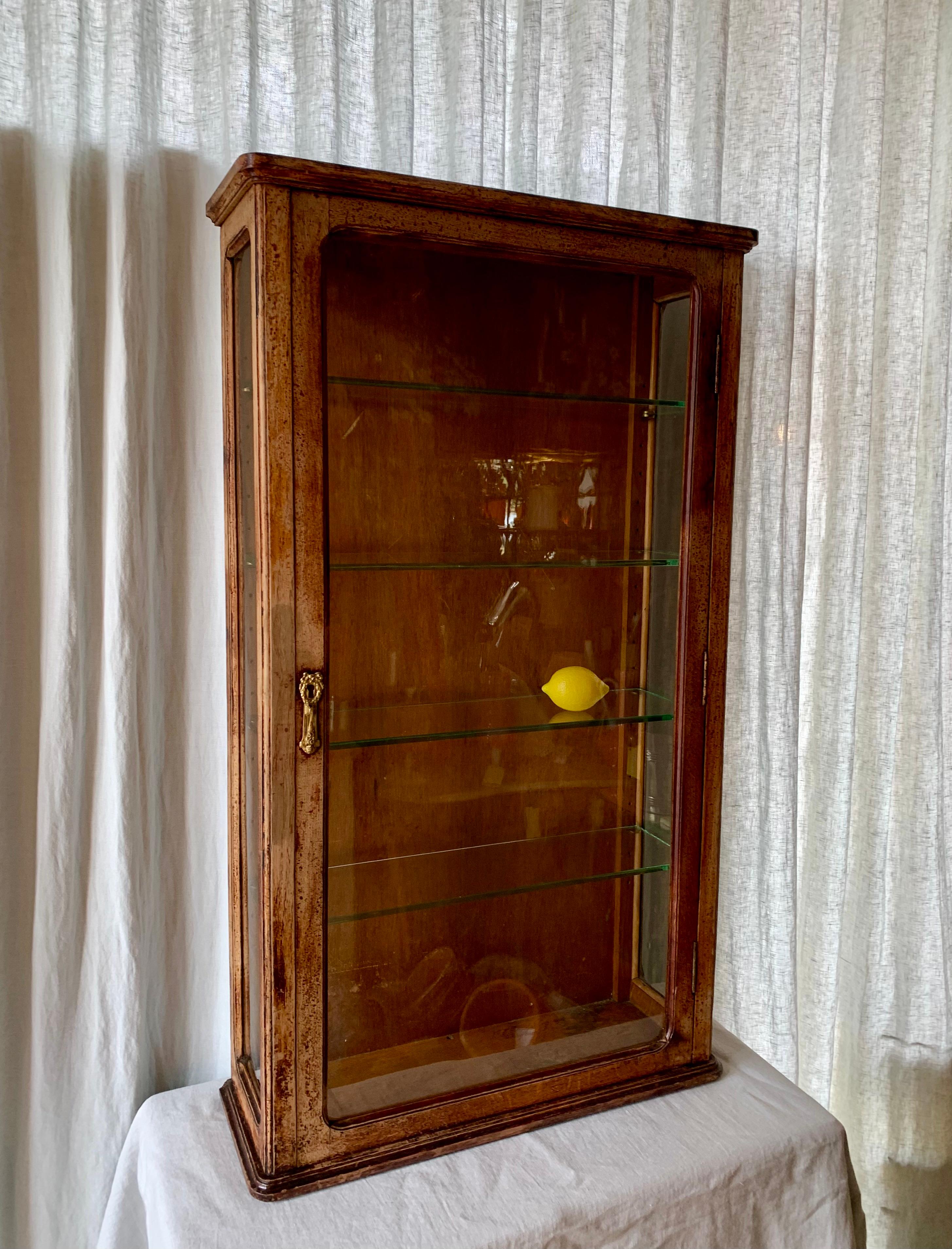 Beautiful French antique oak display cabinet - vitrine for hanging on a wall. With 4 glass shelves. 