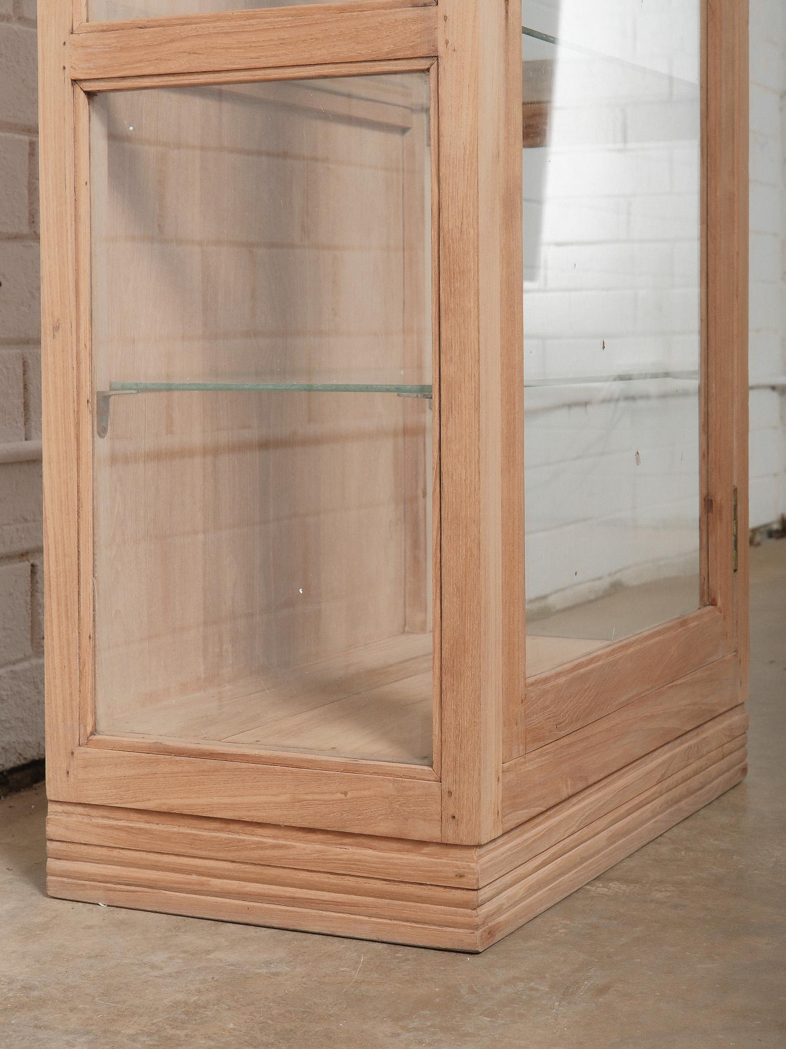 XX secolo Vetrinetta in legno e vetro con vetrata su tre lati in vendita