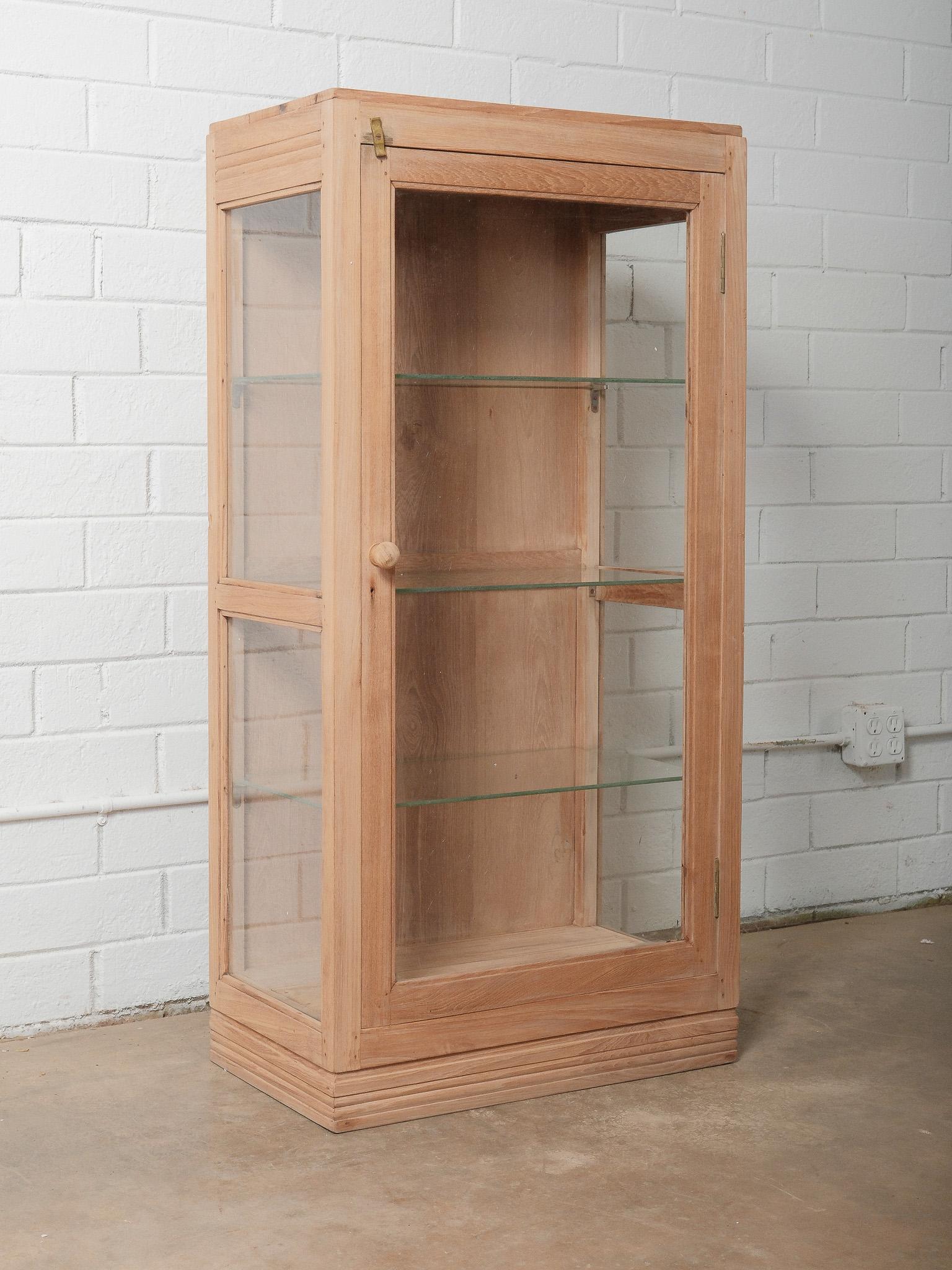 Vetrinetta in legno e vetro con vetrata su tre lati in vendita 1
