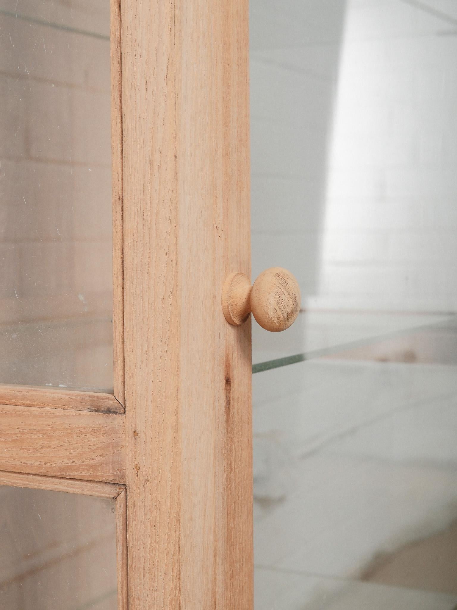 Vetrinetta in legno e vetro con vetrata su tre lati in vendita 2