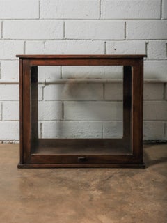 Vitrina de madera con marco tintado oscuro