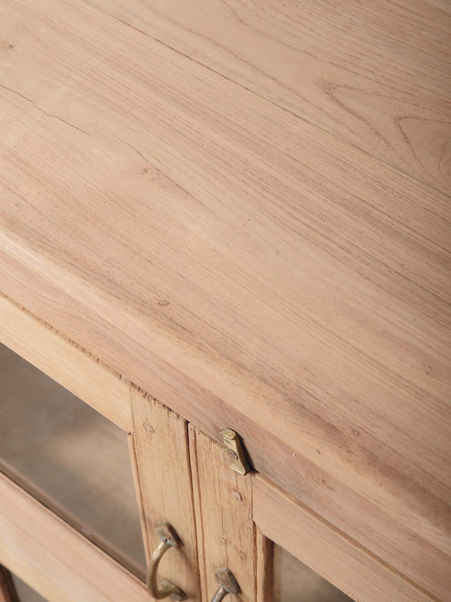 Glasvitrine aus Holz mit vier Türen und unterer Schublade (Indisch) im Angebot