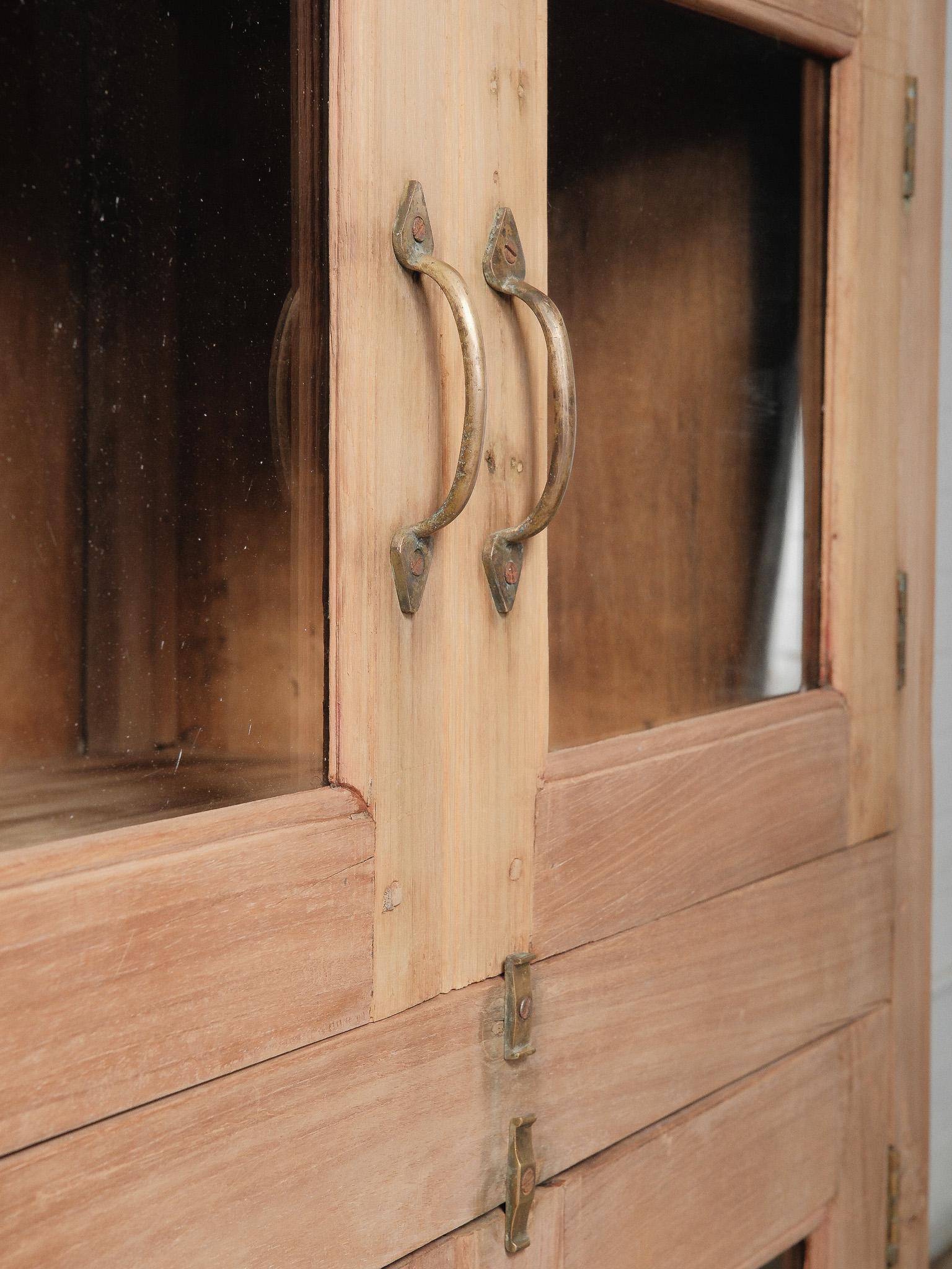 Glasvitrine aus Holz mit vier Türen und unterer Schublade (Gebleicht) im Angebot