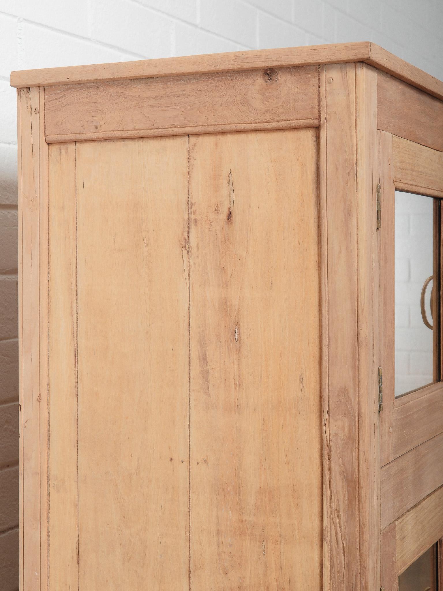 Glasvitrine aus Holz mit vier Türen und unterer Schublade im Zustand „Gut“ im Angebot in High Point, NC