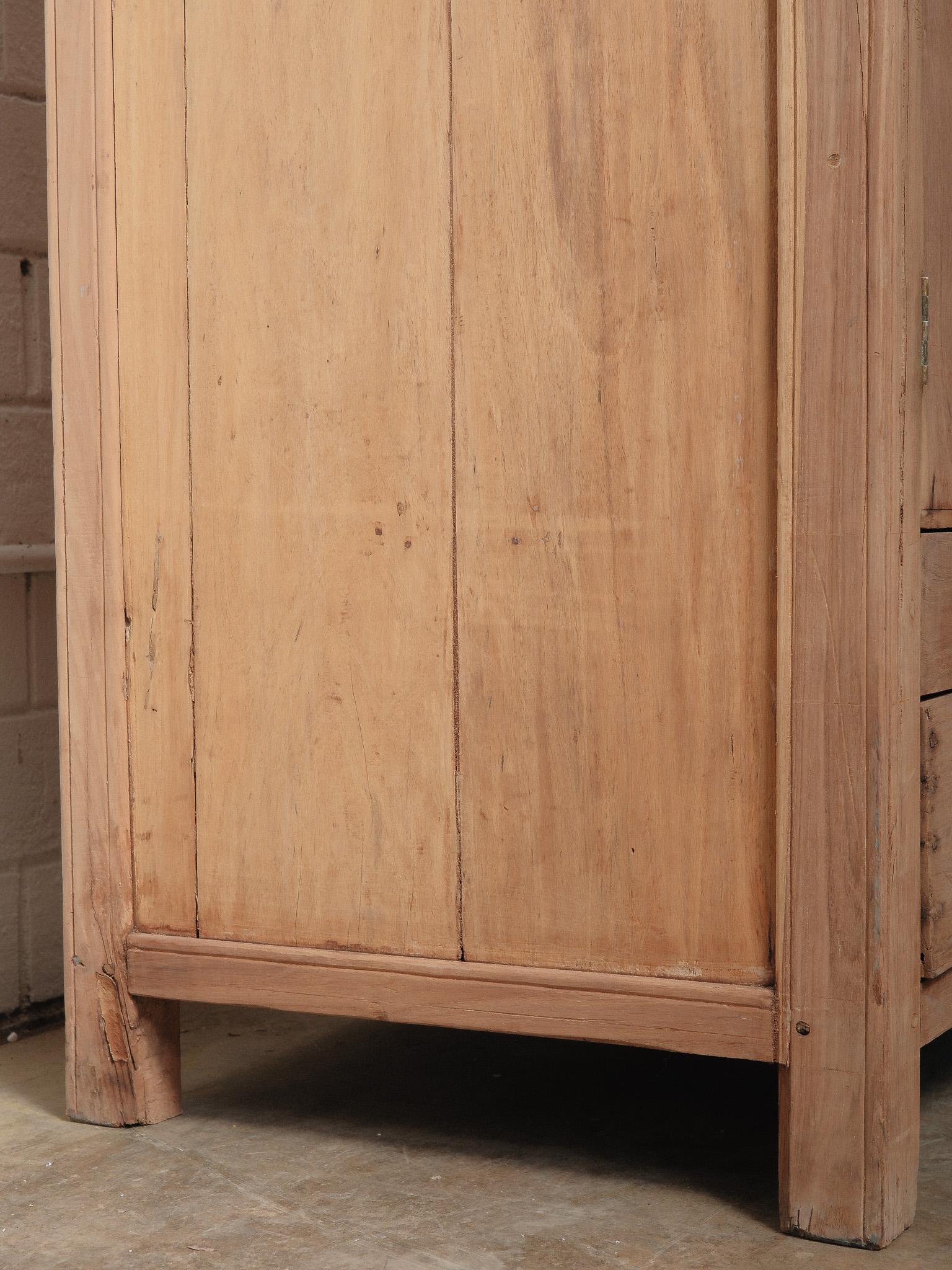 Glasvitrine aus Holz mit vier Türen und unterer Schublade (20. Jahrhundert) im Angebot