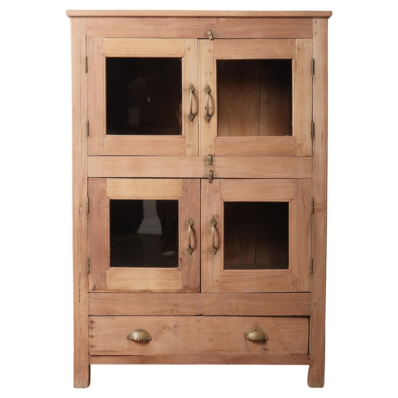 Armoire en bois à façade vitrée avec quatre portes et un tiroir inférieur