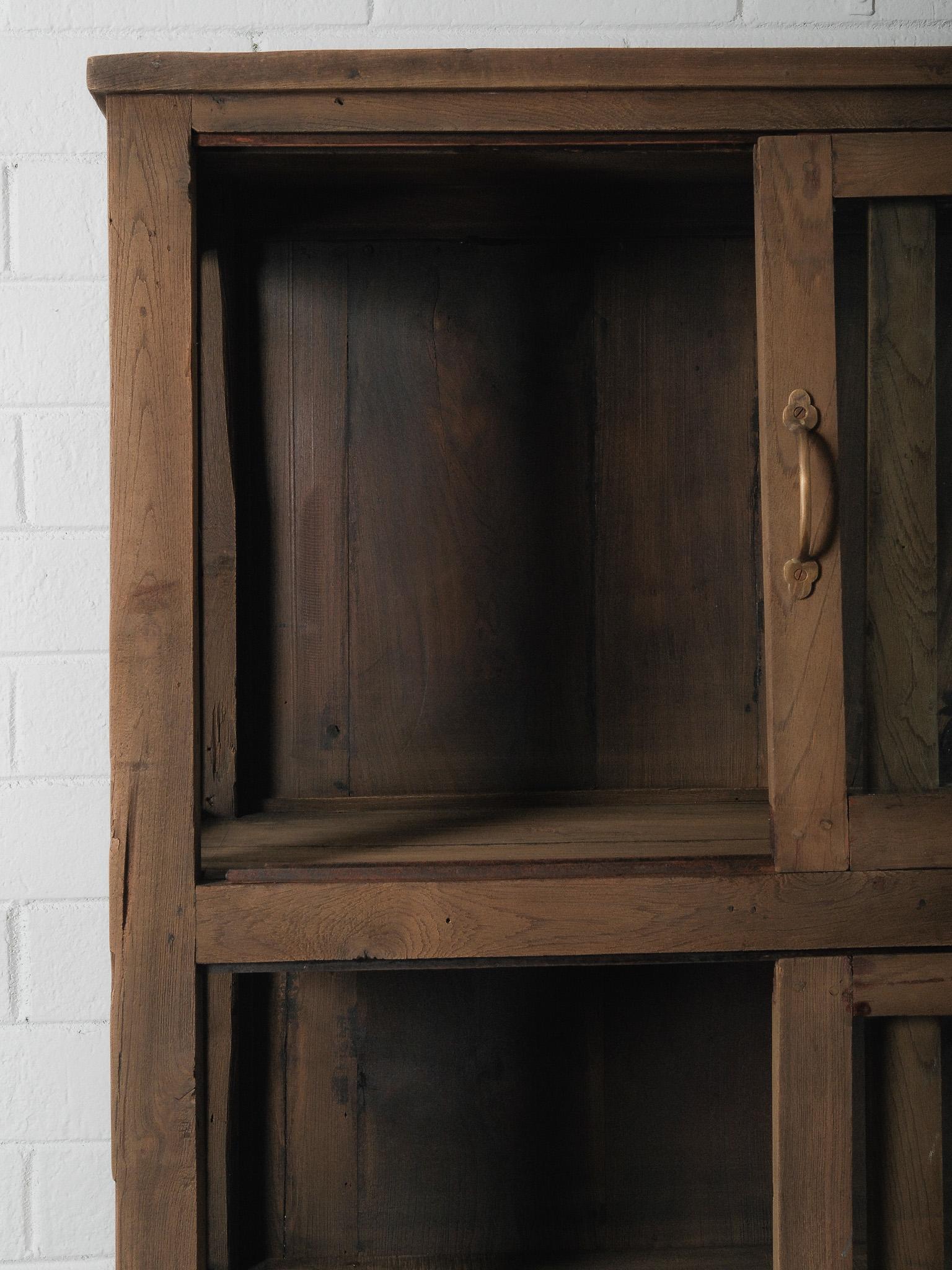 Wooden Glass-Front Cabinet with Sliding Doors (Messing) im Angebot