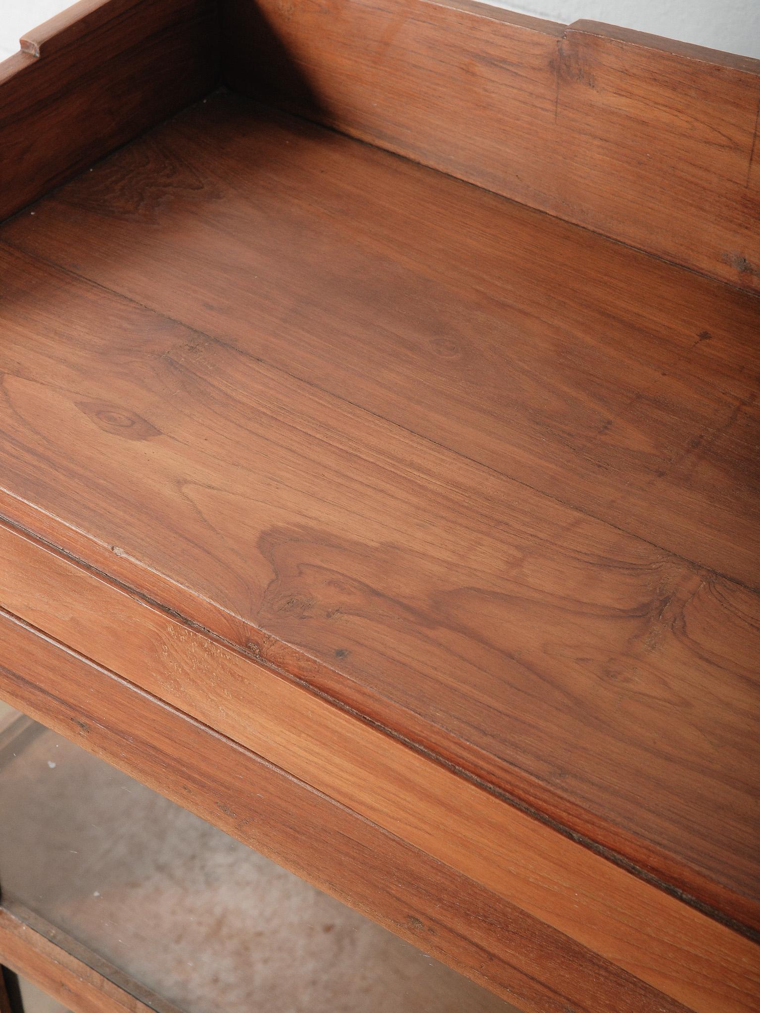 Armadietto vetrina in legno con fronte in vetro In condizioni buone in vendita a High Point, NC