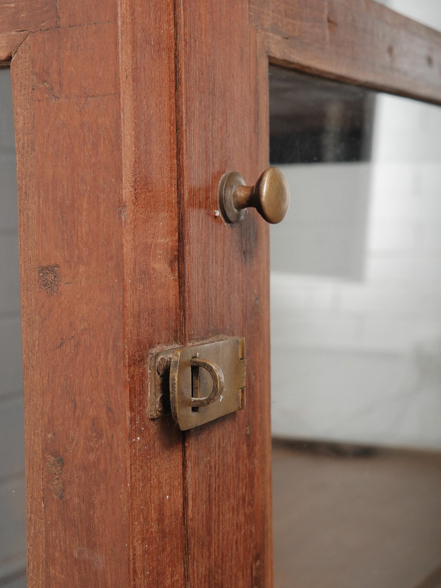 XX secolo Armadietto vetrina in legno con fronte in vetro in vendita