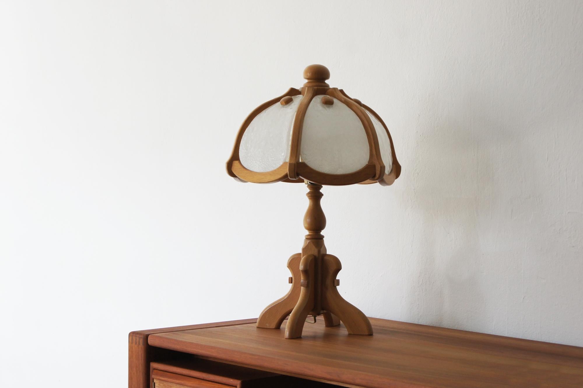 Une lampe de table unique de la marque allemande Asmuth Elegten, combinant le bois naturel et le verre délicat - un duo harmonieux de matériaux qui apporte chaleur, tranquillité et élégance à tout intérieur.

Le corps de la lampe est en bois massif
