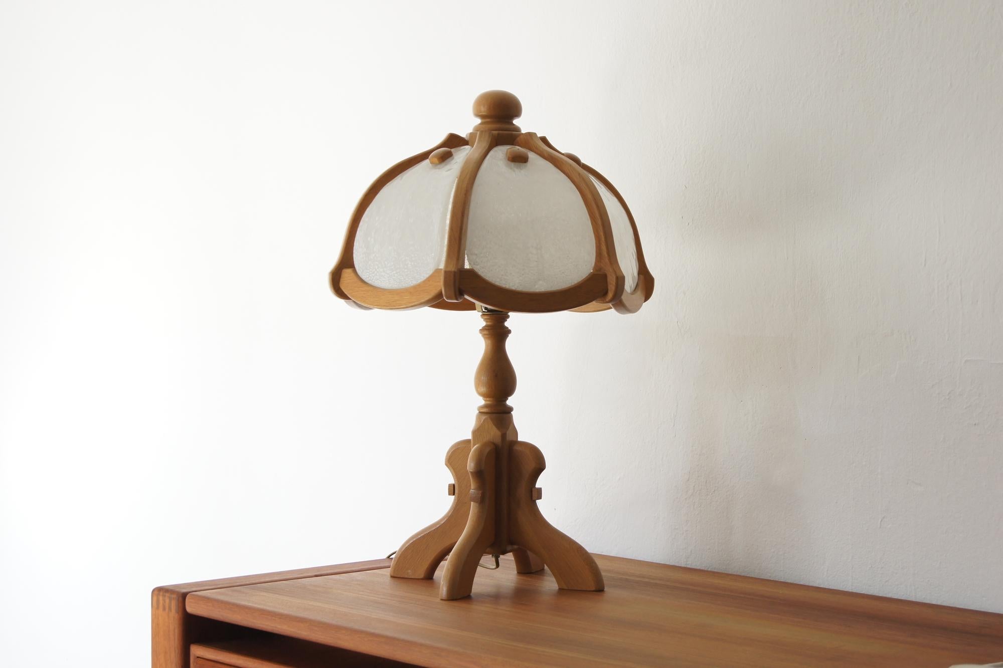 Mid-Century Modern Lampe de table en bois et verre d'Asmuth Leuchten en vente