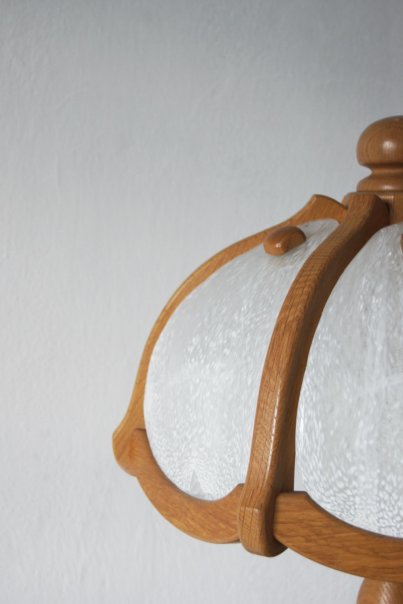 Milieu du XXe siècle Lampe de table en bois et verre d'Asmuth Leuchten en vente