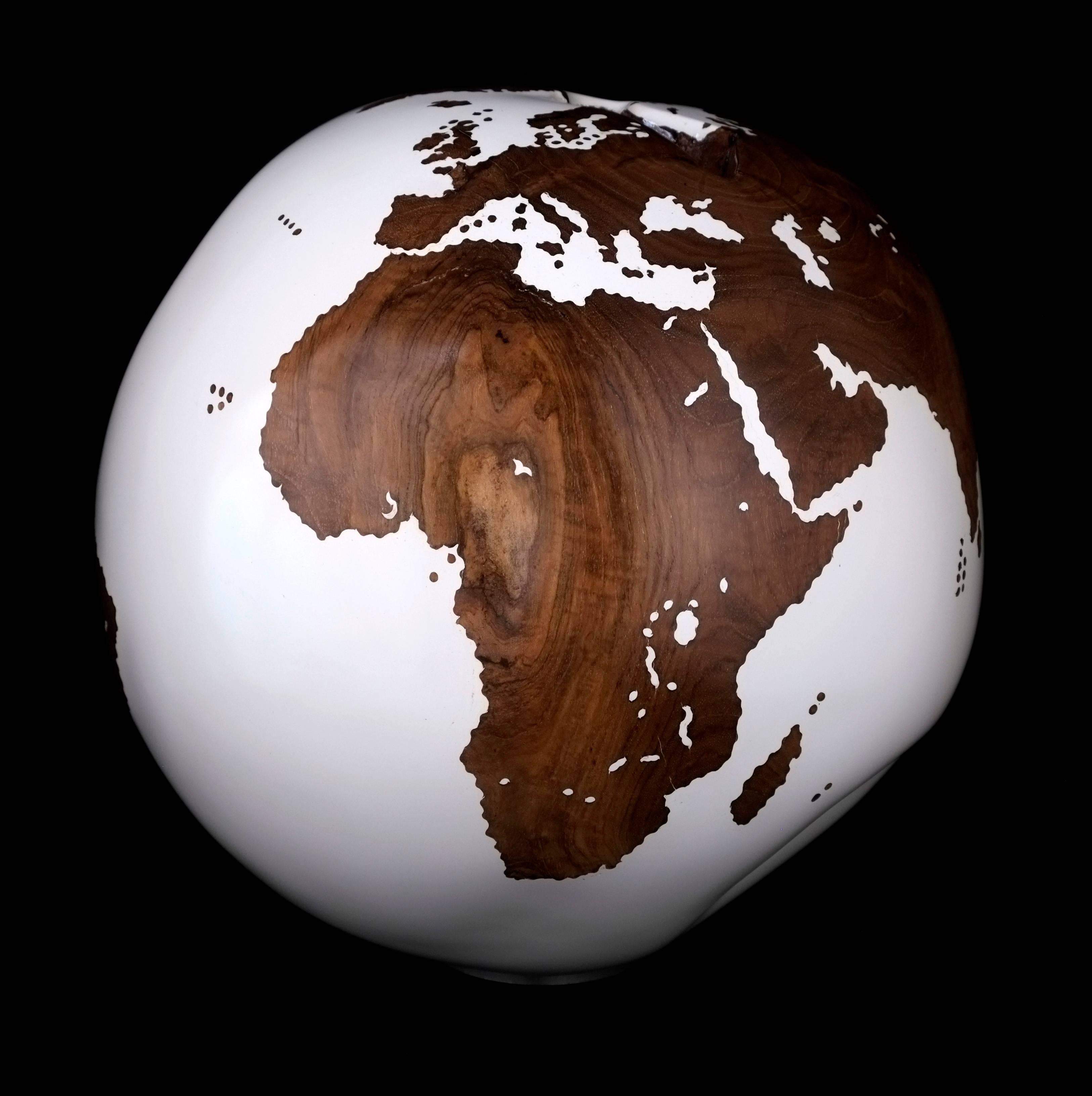 HB Globes, hand-carved wooden globe in white acrylic resin finishing. An extremely fascinating decor that sparks fun and will help you express your individuality.

Dimension: 11.81 In / 30 cm
Materials: Reclaimed teak root, acrylic white resin