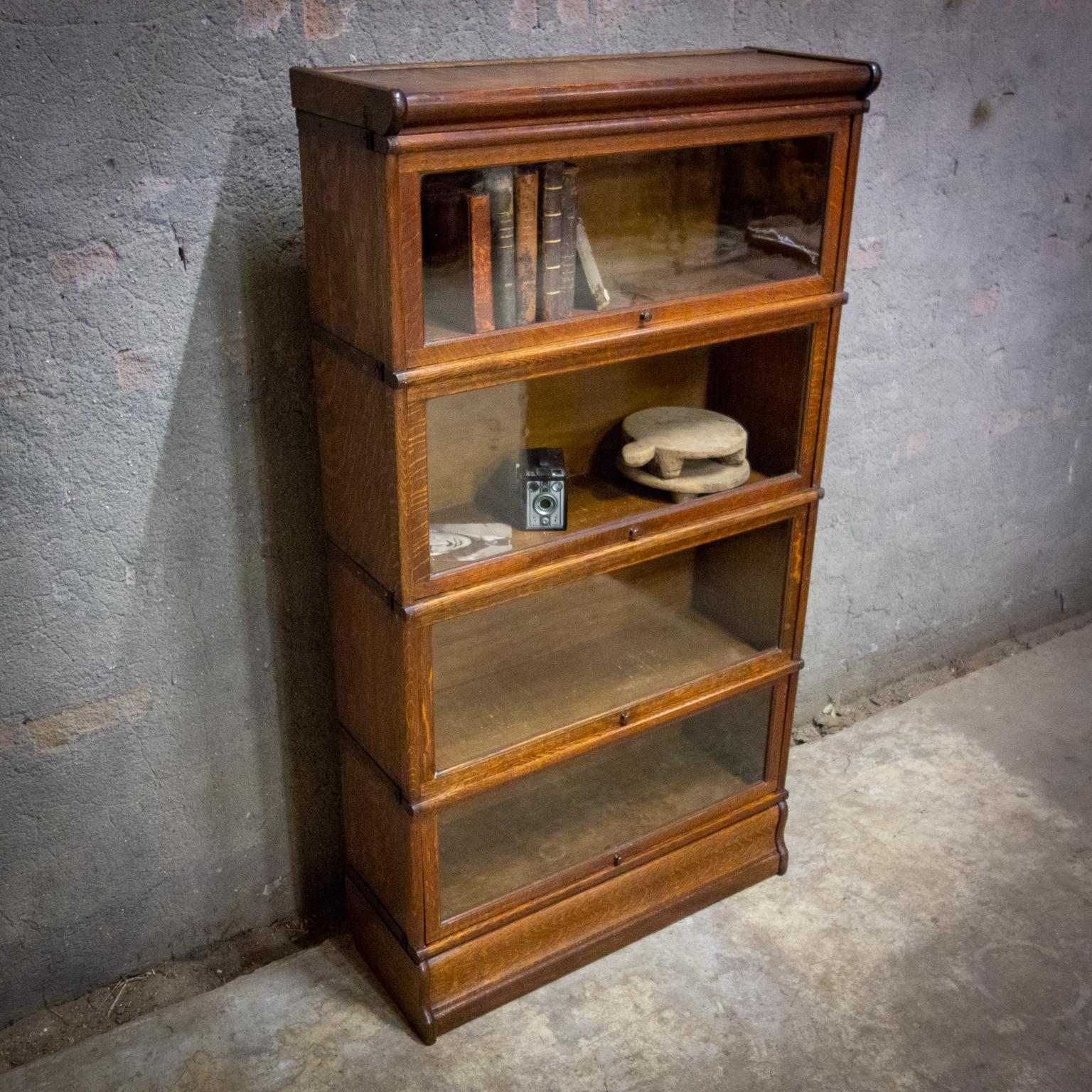 Completely original, that is this Globe Wernicke bookcase. Globe Wernicke has been around since the end of 1800 and is known for its Classic high-quality bookcases. It's always a pleasure when you pick up a book, you open the glass door by tilting