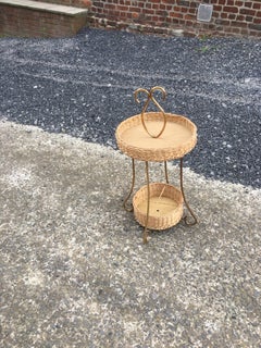 Gueridon en bois, rotin et laiton, vers 1960