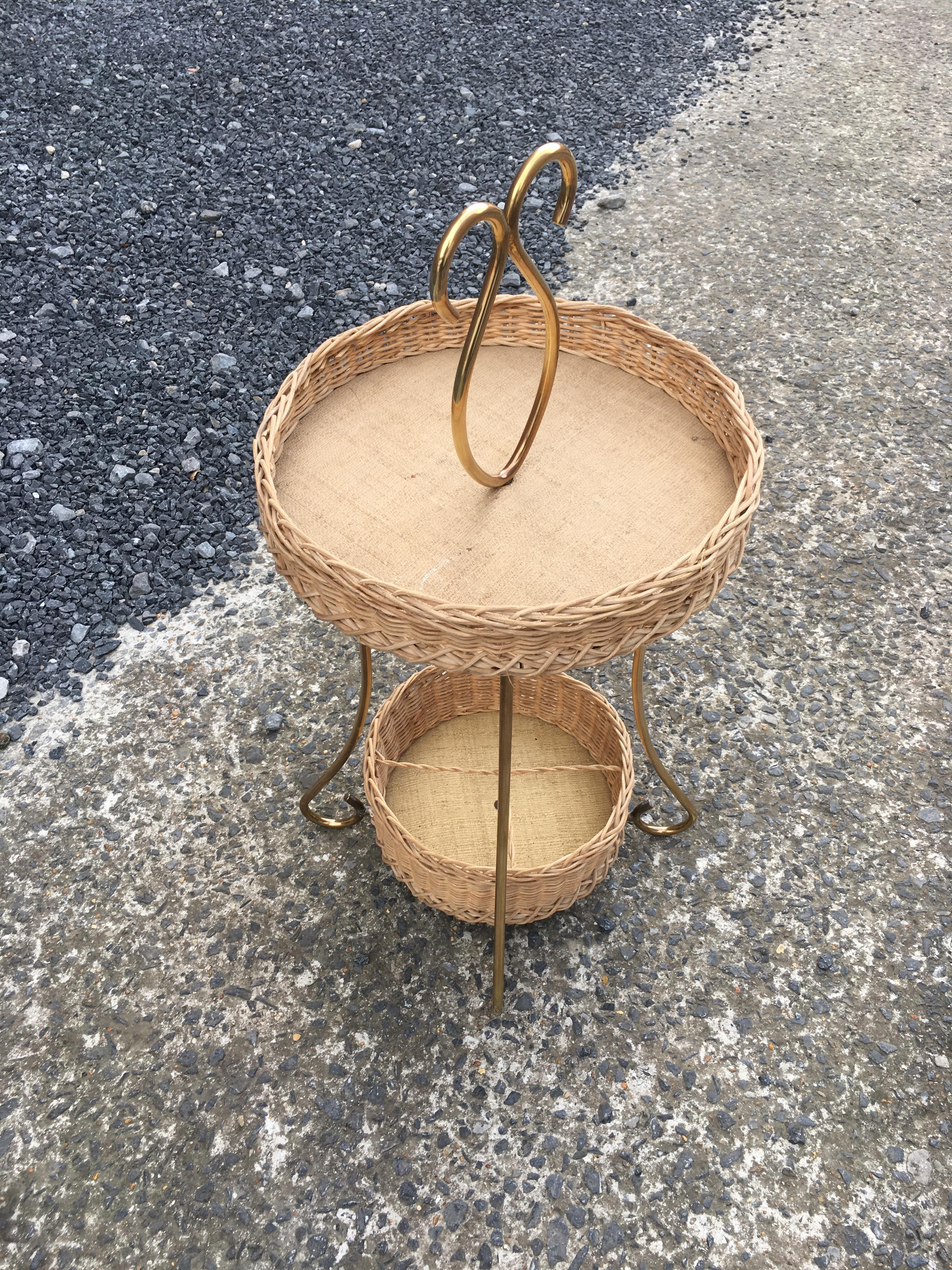 Gueridon in legno, rattan e ottone, 1960 circa In condizioni buone in vendita a Saint-Ouen, FR