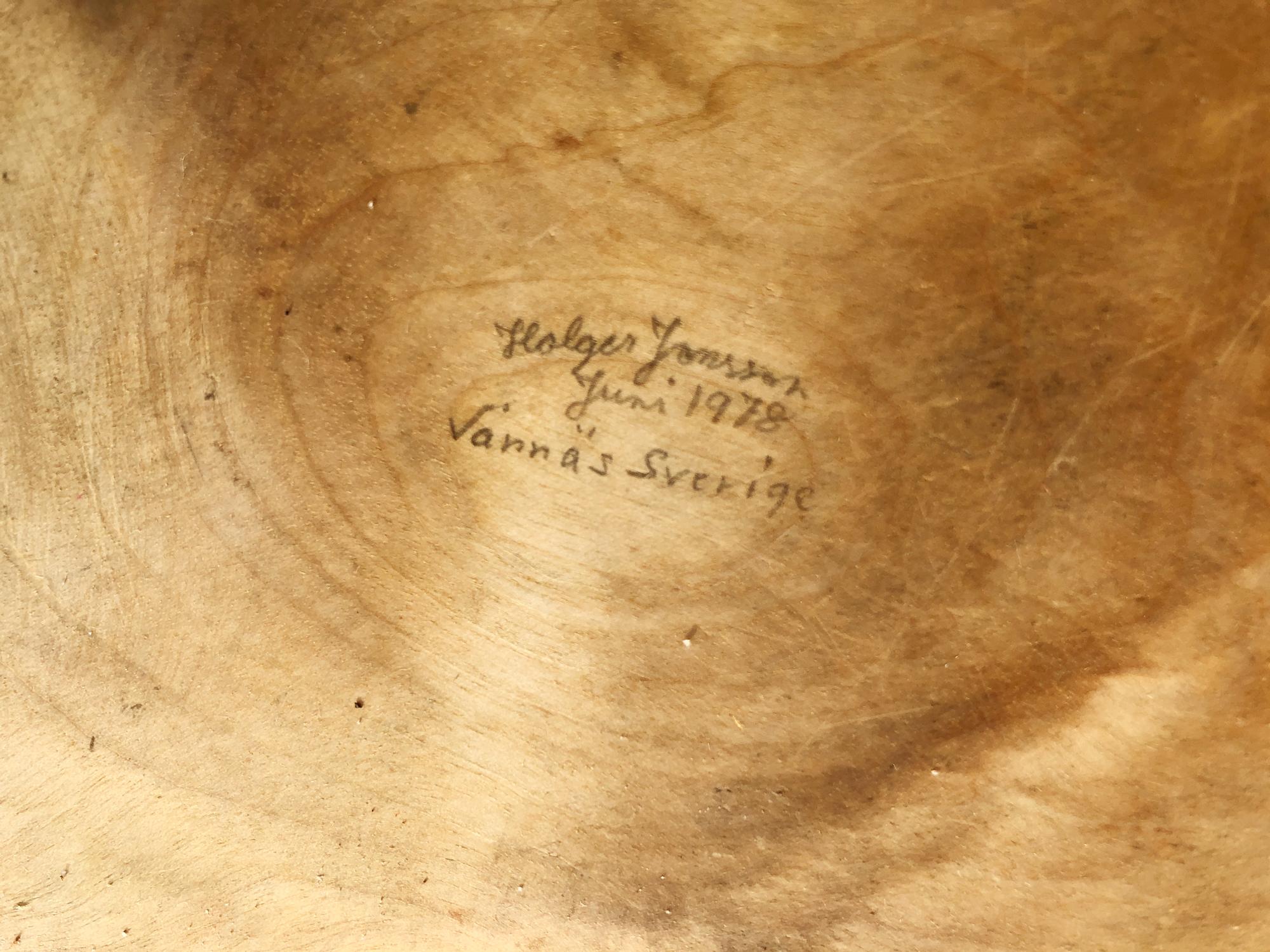 Handgeschnitzte Holzschale aus Birke aus Schweden, 1978, signiert Holger Jonsson. (Abalone) im Angebot
