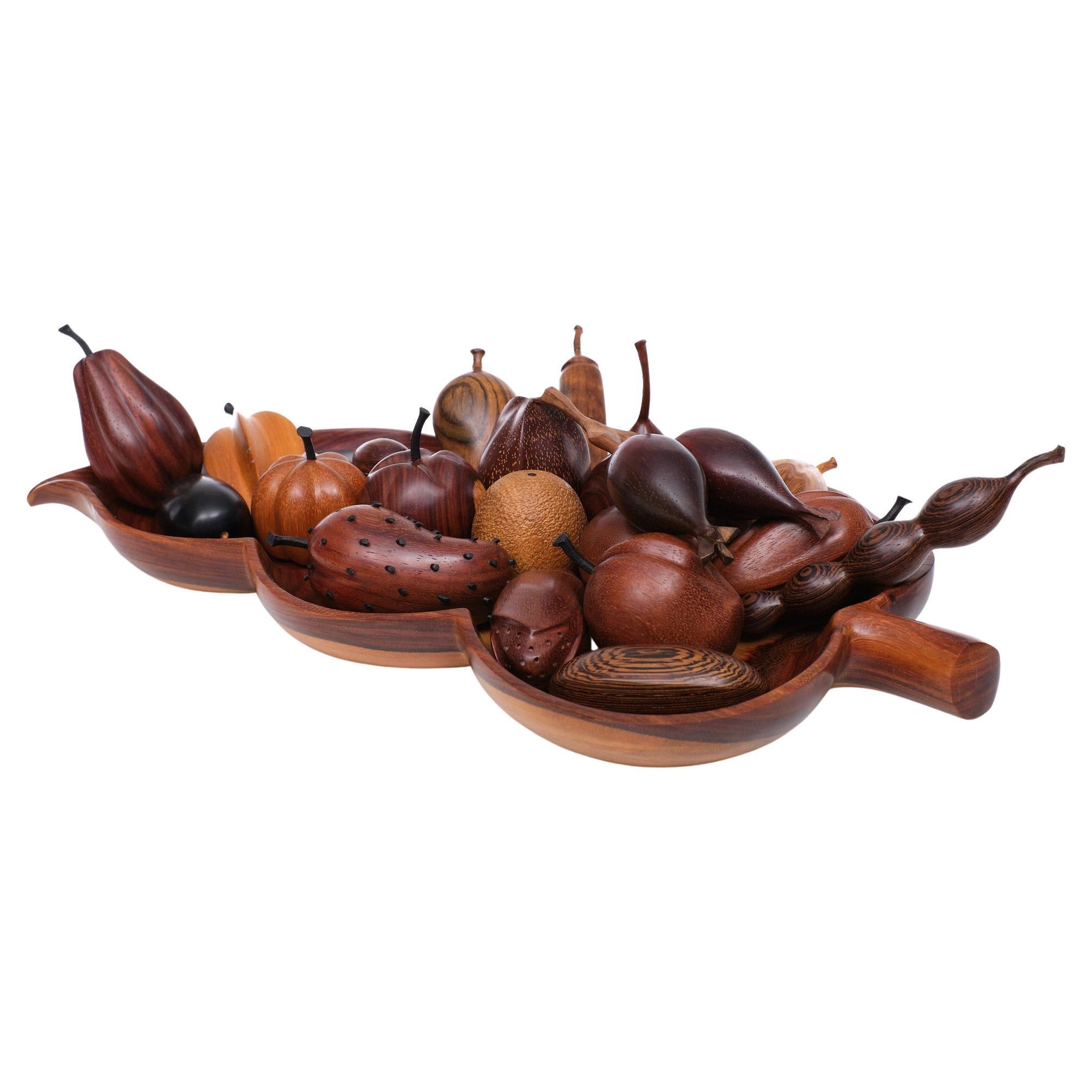 Fantastic fruit basket. All kind off beautiful hand carved tropical fruit.
In all kind off different woods. All together in a Teak wood bowl.
Very good quality. Great looking set.