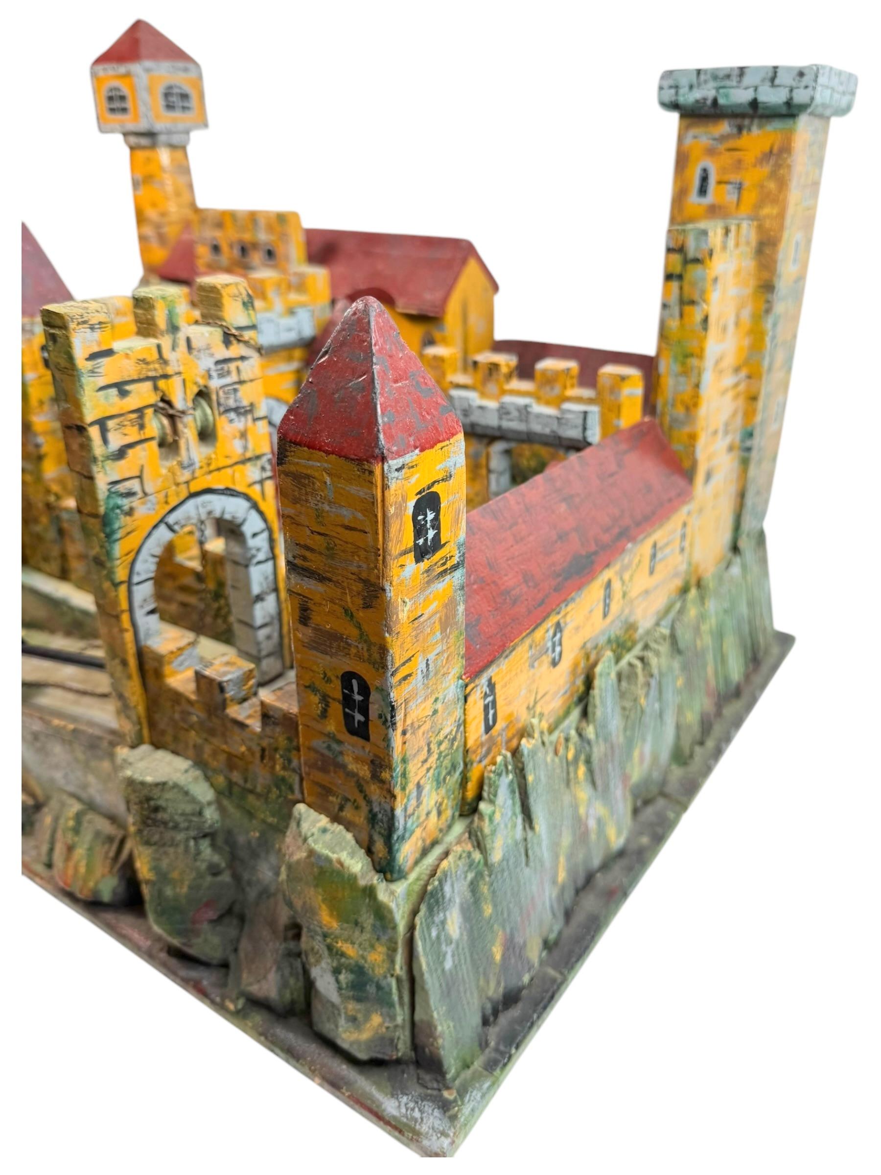 Handgefertigtes Holz-Trench-Volkskunst-Spielzeug Castle Medieval Knight, Deutsch, 1910er Jahre im Zustand „Gut“ im Angebot in Nuernberg, DE