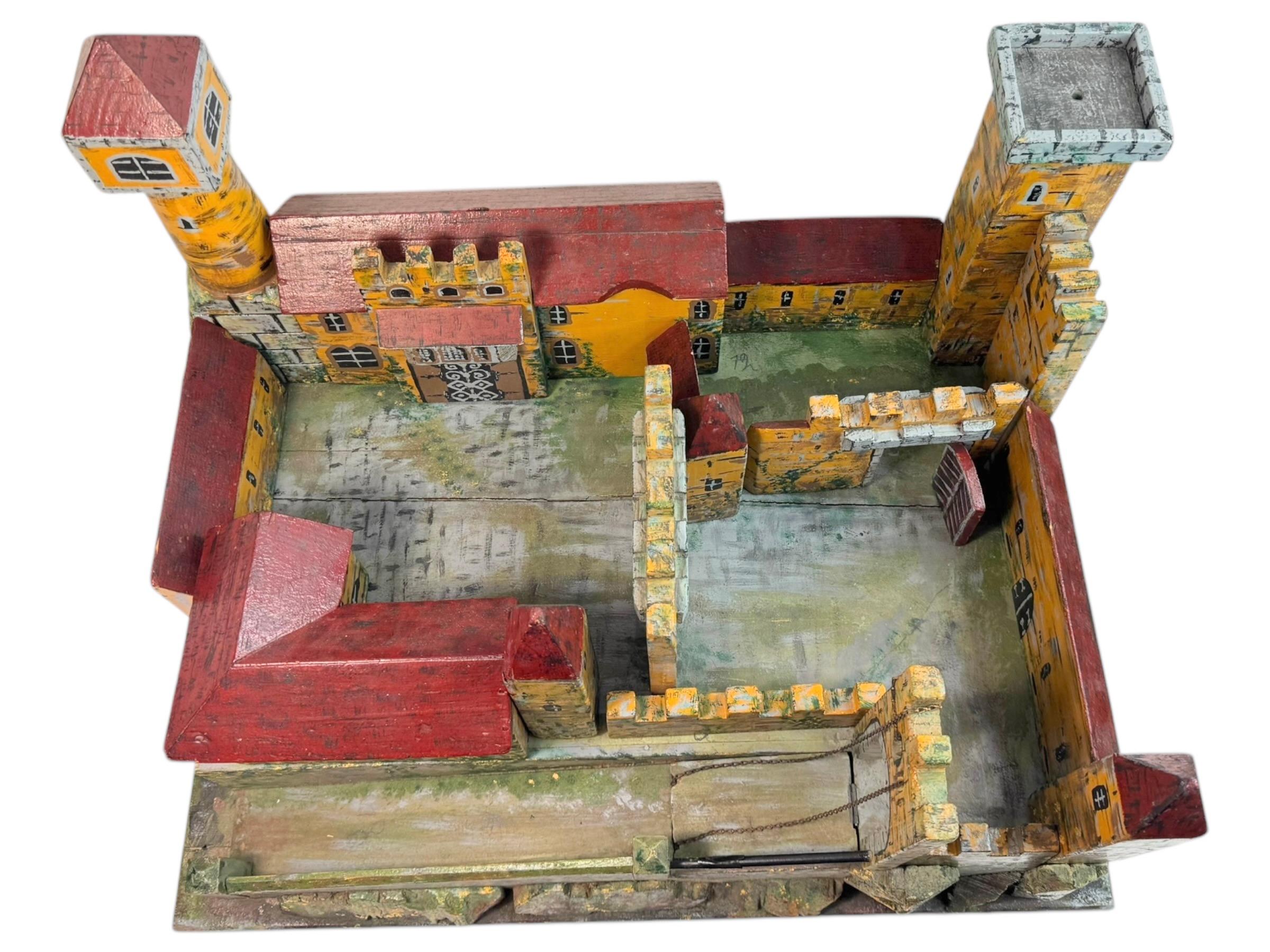 Handgefertigtes Holz-Trench-Volkskunst-Spielzeug Castle Medieval Knight, Deutsch, 1910er Jahre im Angebot 3
