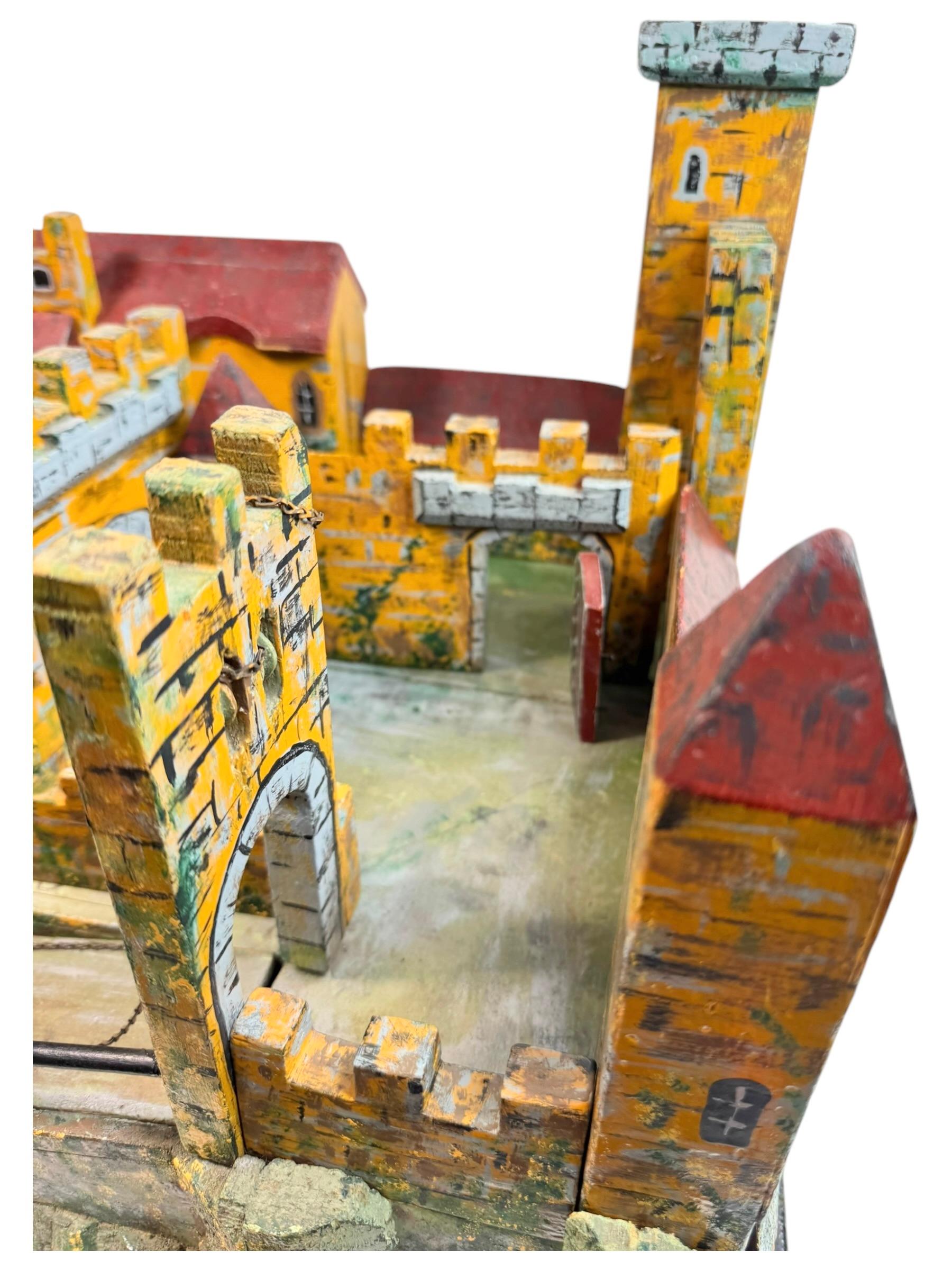 Handgefertigtes Holz-Trench-Volkskunst-Spielzeug Castle Medieval Knight, Deutsch, 1910er Jahre im Angebot 4
