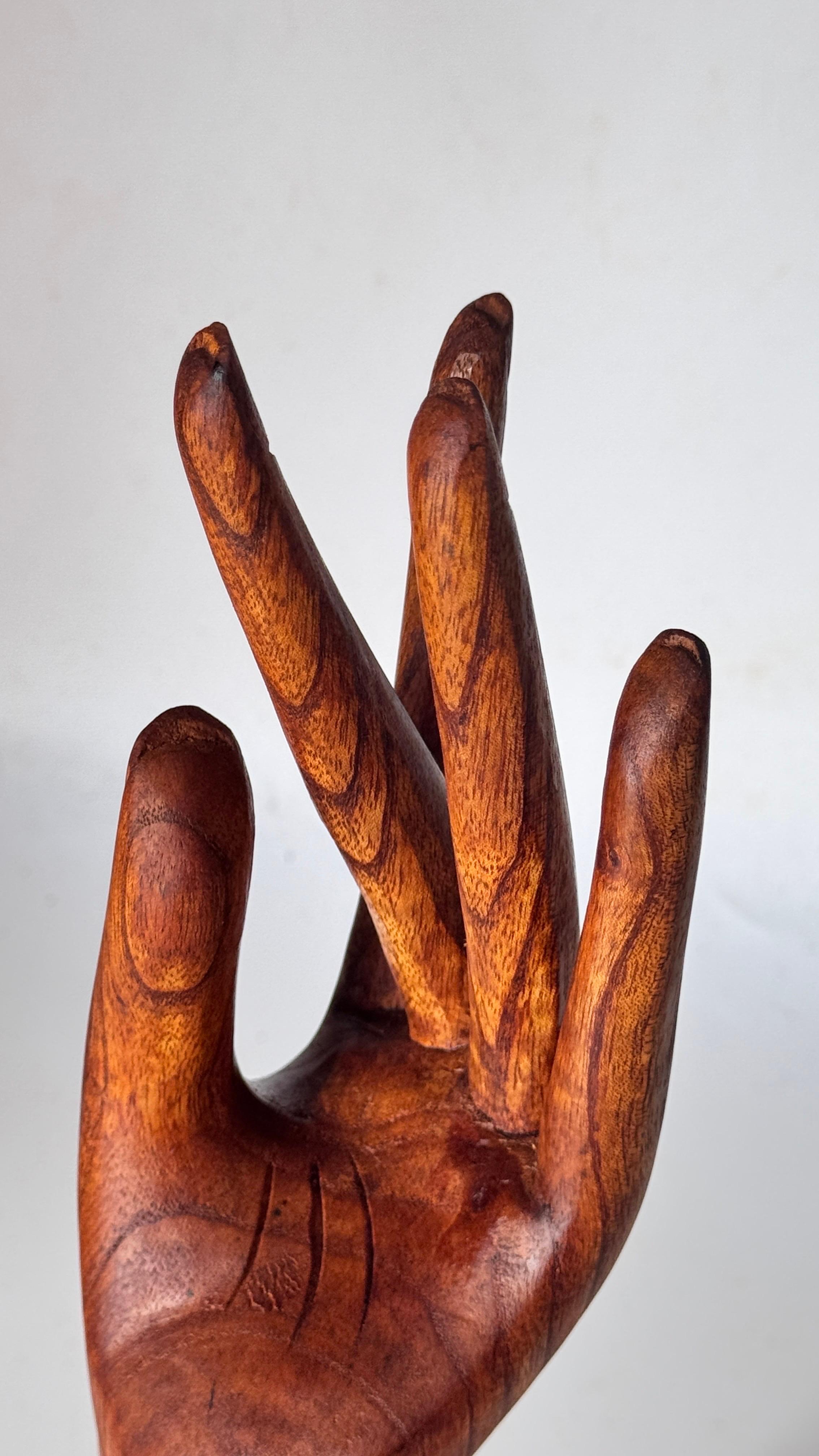 Wooden Hand Jewelry Display Sculpture, Finely Carved with Natural Varnish – Deco In Good Condition For Sale In Auribeau sur Siagne, FR