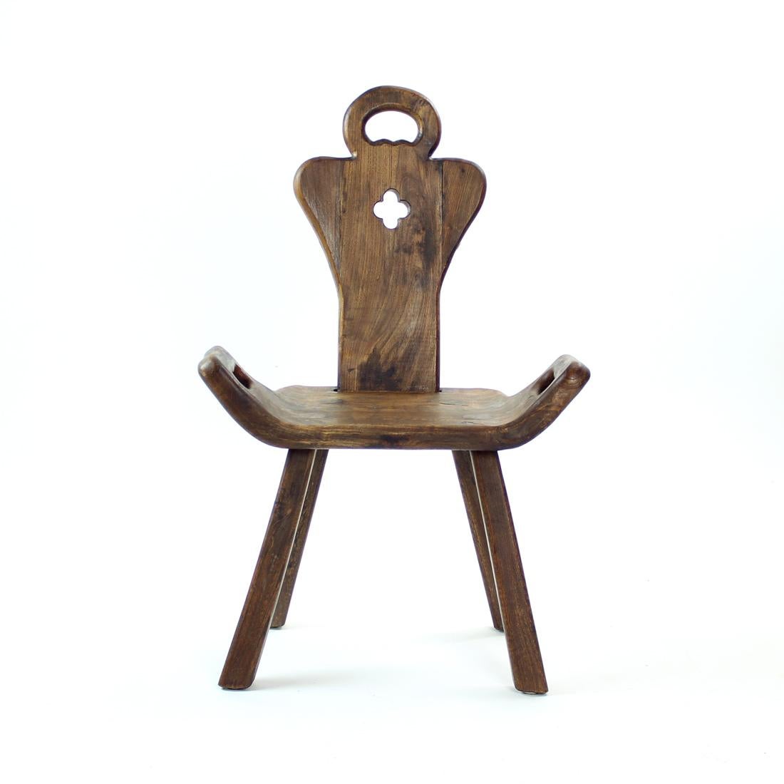Schöner Vintage-Stuhl aus dem Anfang des 20. Jahrhunderts in Holland. Wir haben zwei von diesen zur Verfügung, sie sind gleich, aber jeder ist etwas anders, da sie handgefertigt sind. Tolles Design für einen Gelegenheitsstuhl, der niedriger ist als