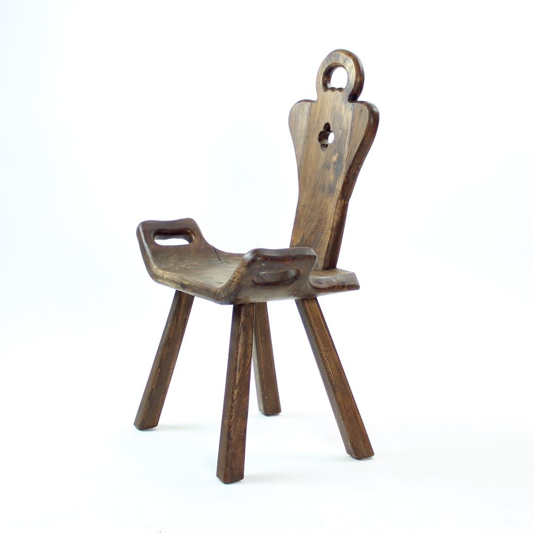 Handgefertigter Beistellstuhl aus Holz, Holland 1920er Jahre (Andorranisch) im Angebot