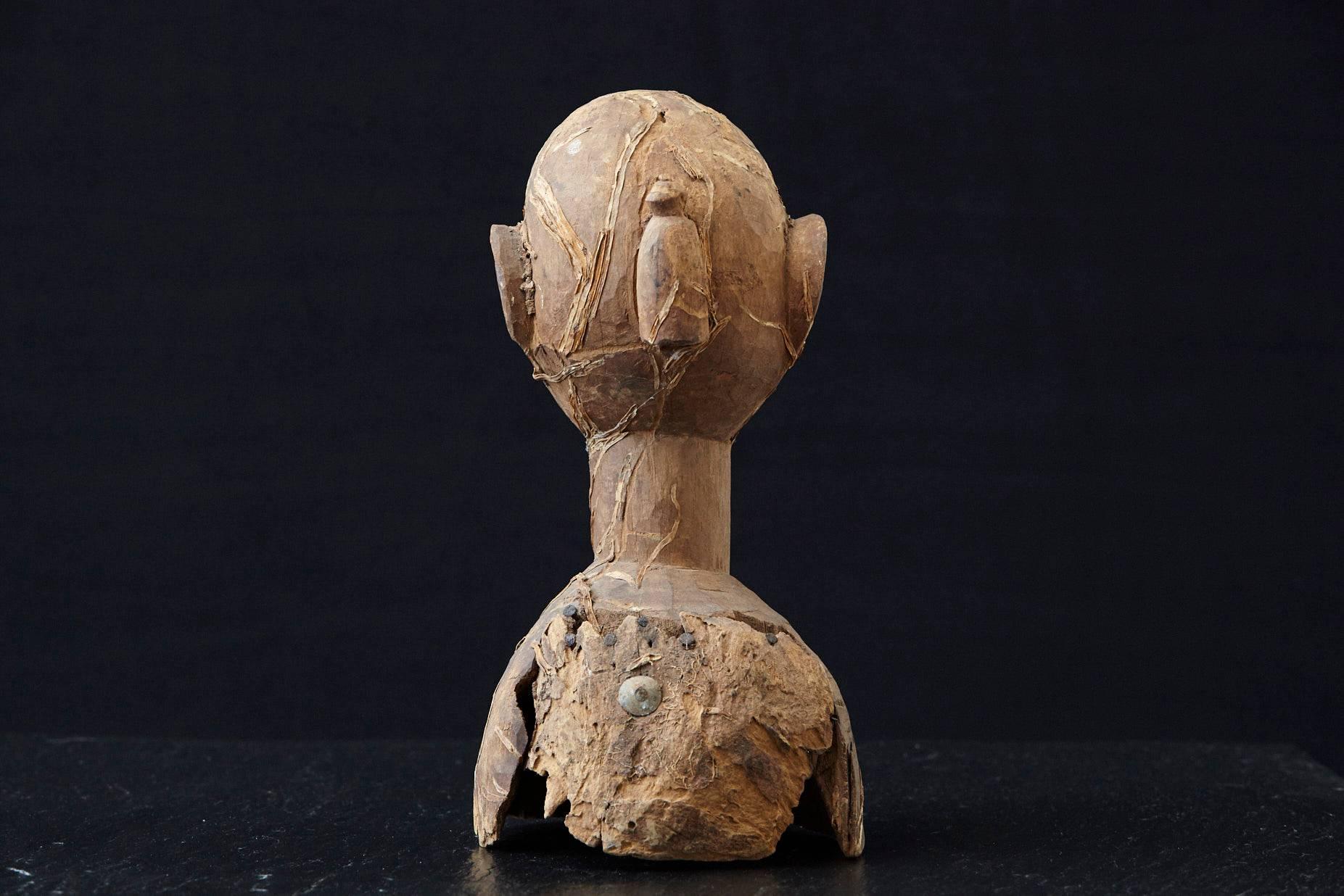 Sculpté à la main Tête en bois d'un Ooni d'Ile-Ife, peuple Yoruba, Nigeria, vers les années 1930. en vente