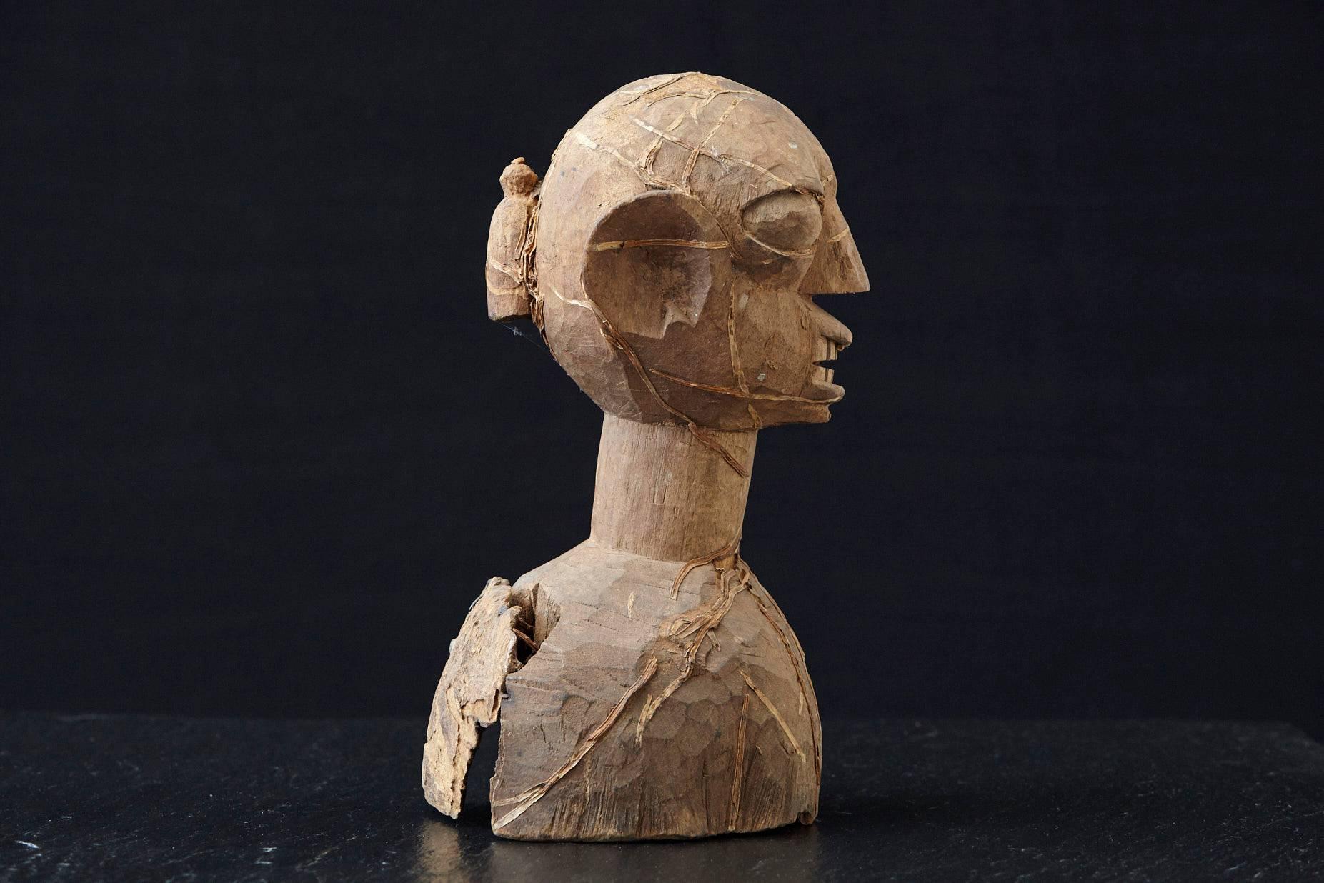 20ième siècle Tête en bois d'un Ooni d'Ile-Ife, peuple Yoruba, Nigeria, vers les années 1930. en vente