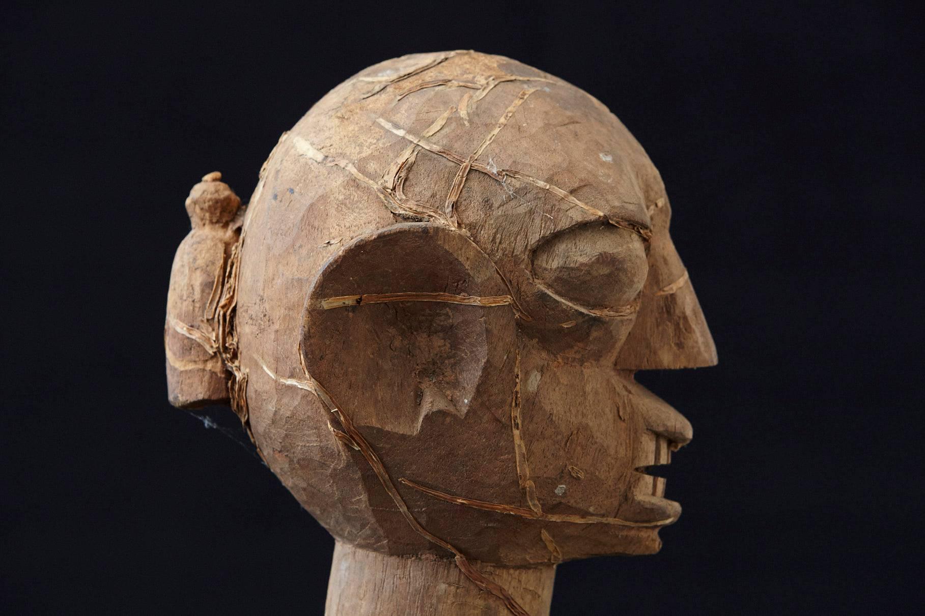 Wooden Head of an Ooni of Ile-Ife, Yoruba People, Nigeria, circa 1930s In Good Condition For Sale In Pau, FR