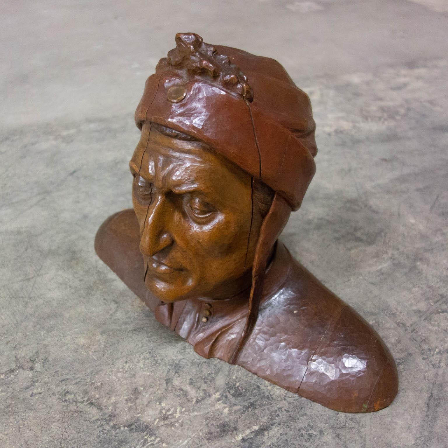 This portrait is a wonderful ode to Danté Alighieri, the world-famous poet and philosopher. The craftsman has patiently and skillfully brought out the clear contours of Danté's face from the wood. If you look closely, you can almost see with which