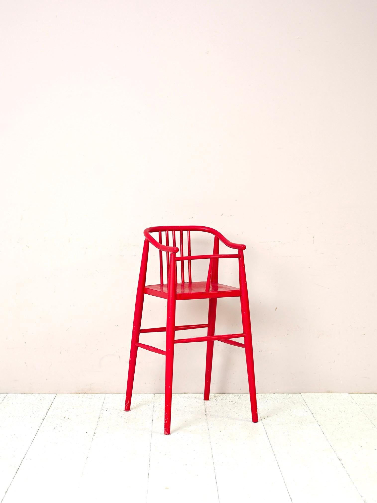 Vintage children's chair.

A unique and distinctive piece of furniture. Consists of a red lacquered wooden frame.
To match with any type of table will give a personalized look to the room.

Good condition. May show some signs of time. Please pay