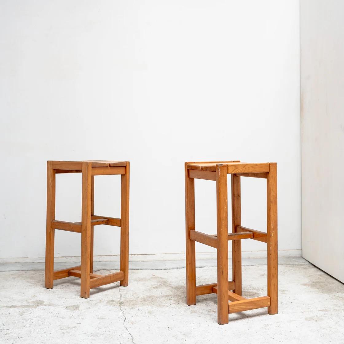 Taburete alto de madera mediados del siglo XX en venta