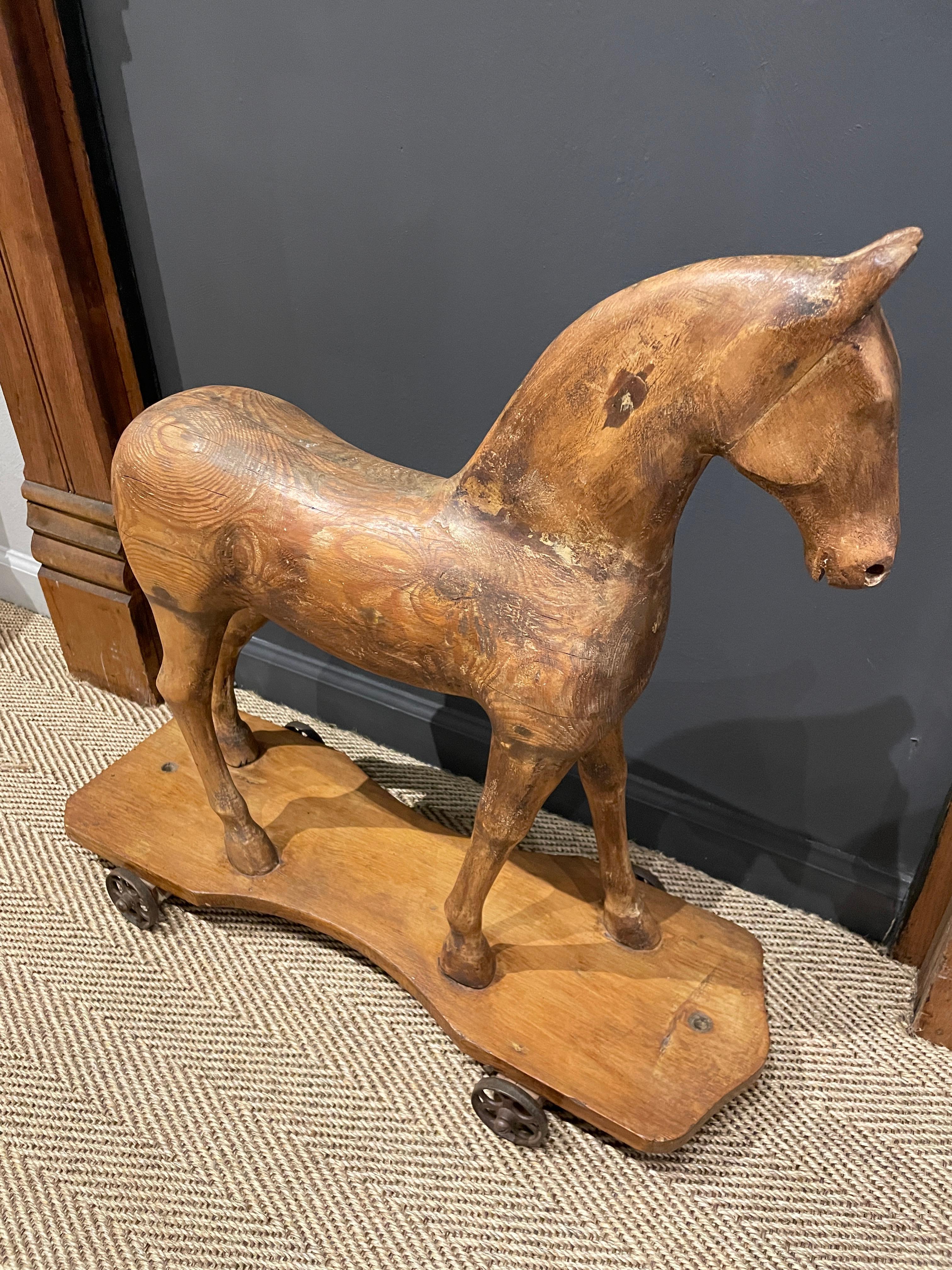 Cavallo in legno intagliato francese del XIX secolo In condizioni buone in vendita a New York, NY
