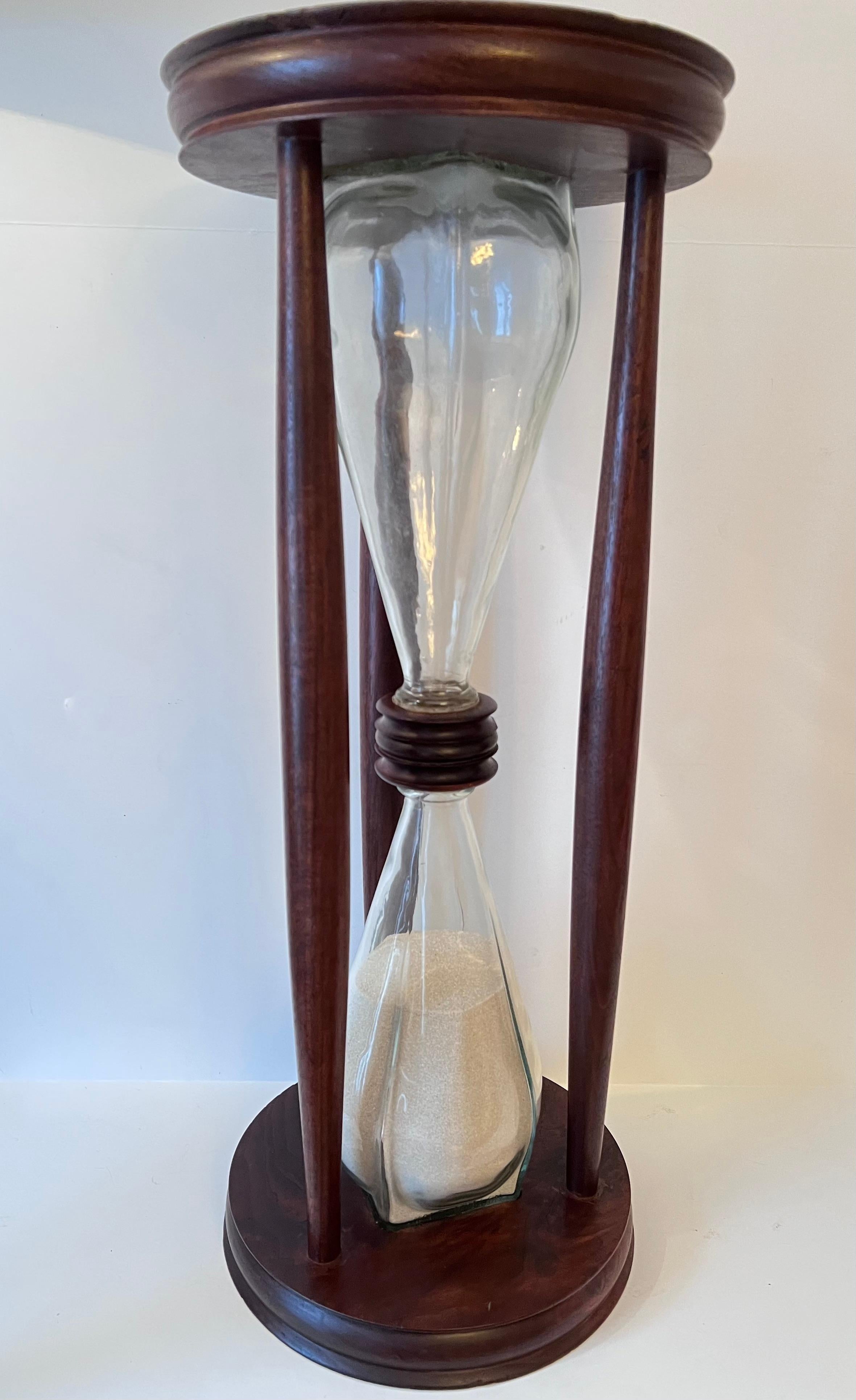 Hour Glass oder Sand Timer aus Holz mit mundgeblasenem Glas aus Holz (Patiniert) im Angebot