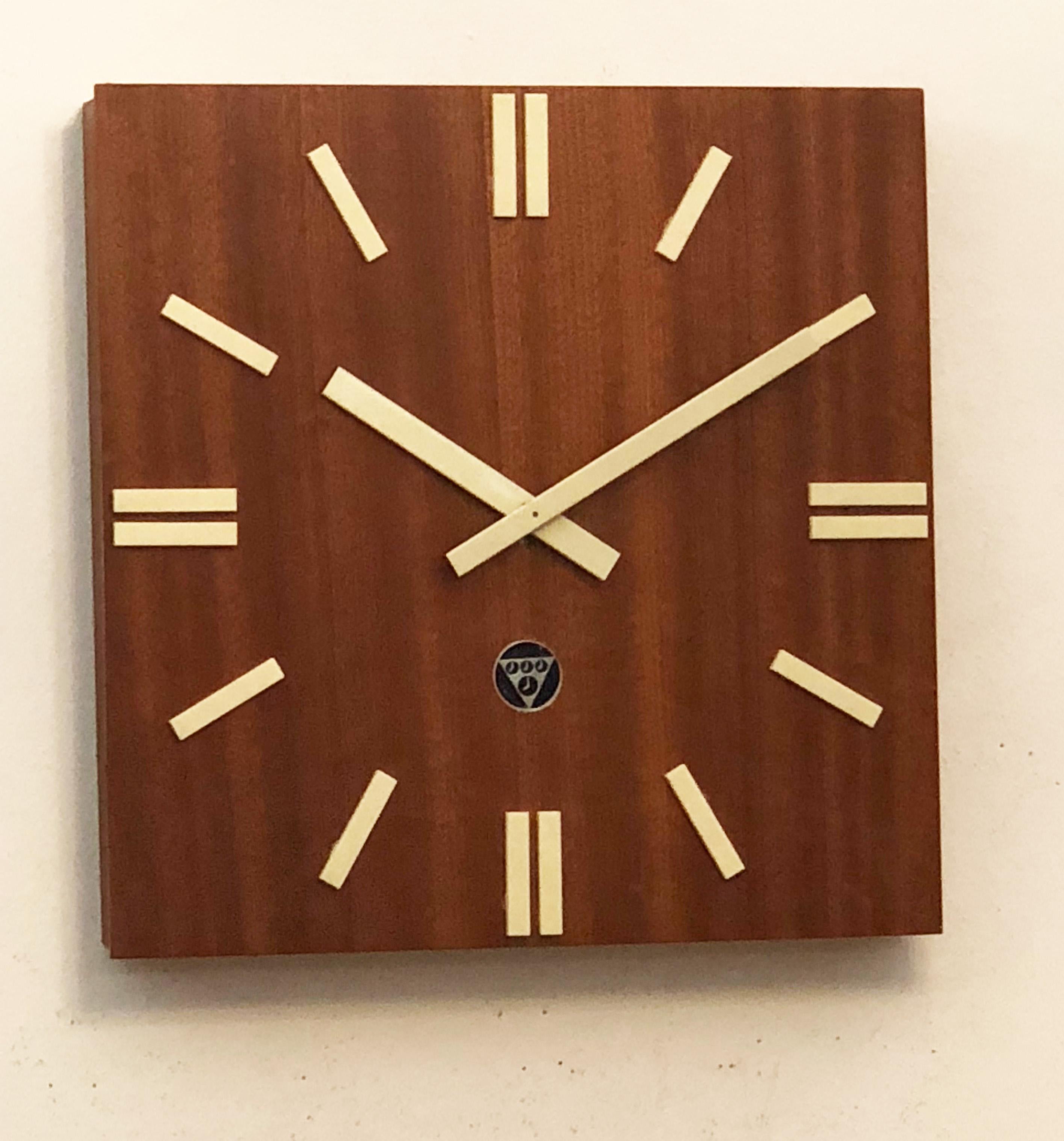 Industrielle Fabrik-Wanduhr aus Holz von Pragotron (Tschechisch)