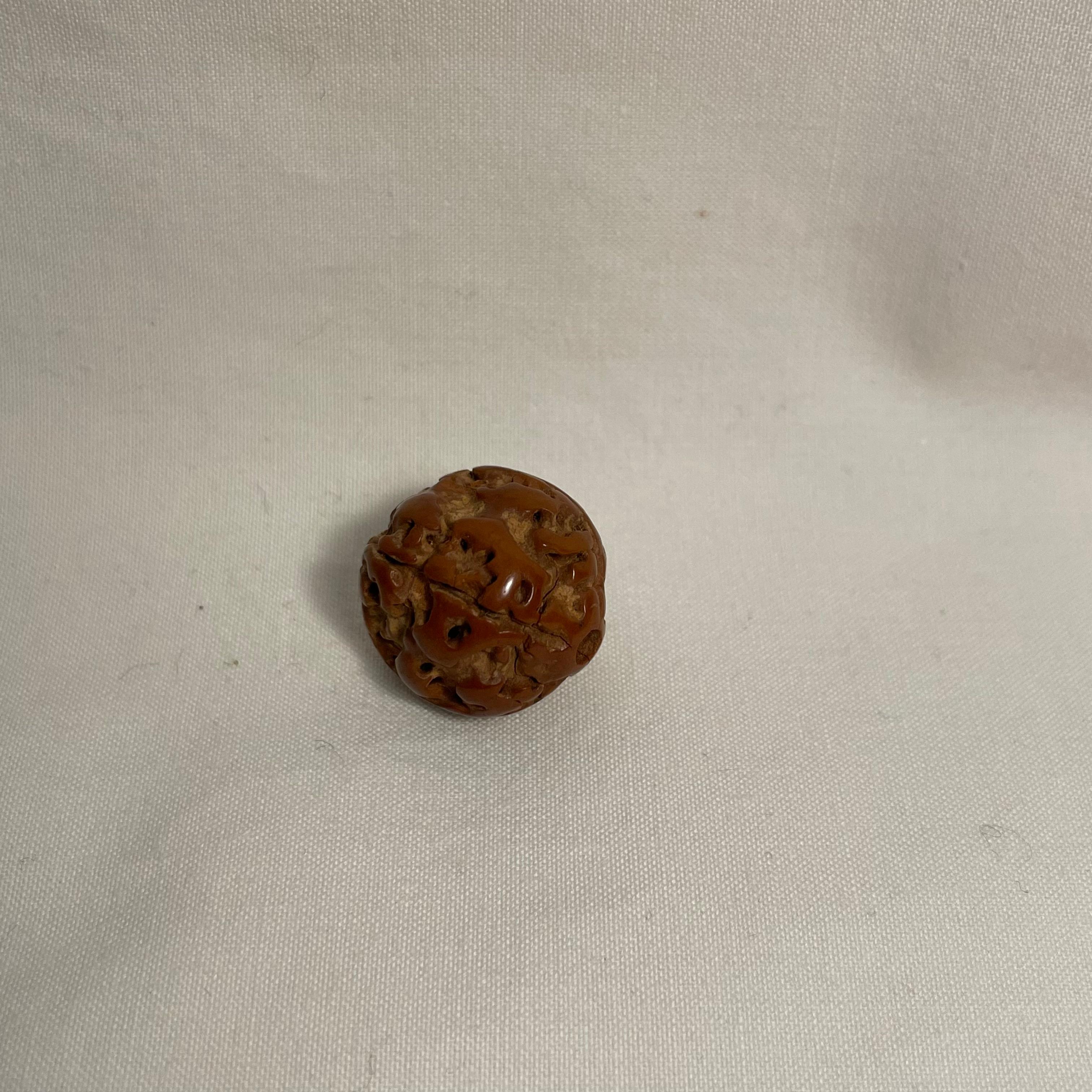 Intagliato a mano Netsuke giapponese in legno Charme 'Noisette' anni '70, epoca Showa in vendita