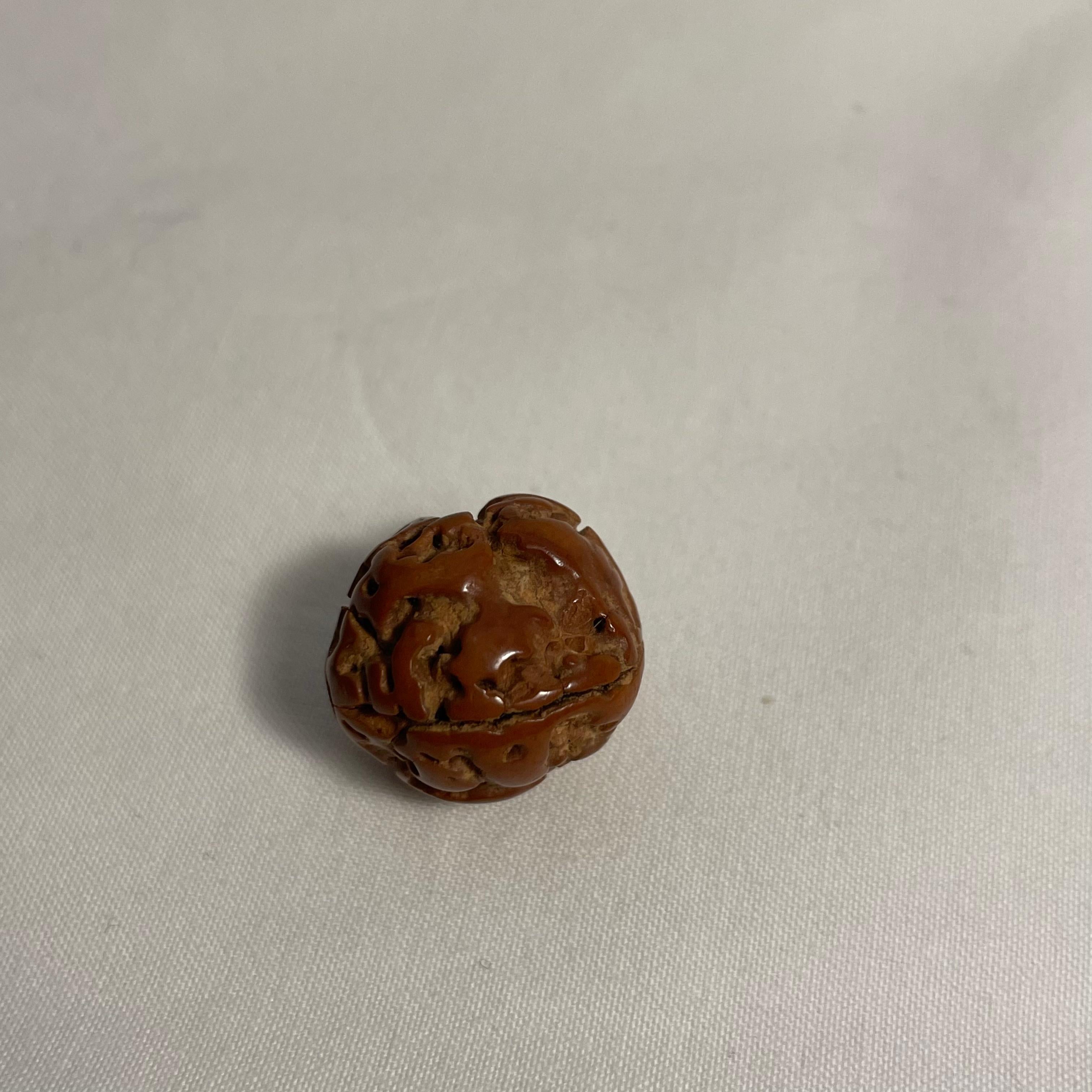 Netsuke giapponese in legno Charme 'Noisette' anni '70, epoca Showa In condizioni discrete in vendita a Paris, FR