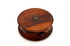 Hölzerne Schmuckschatulle mit Silberapplikationen