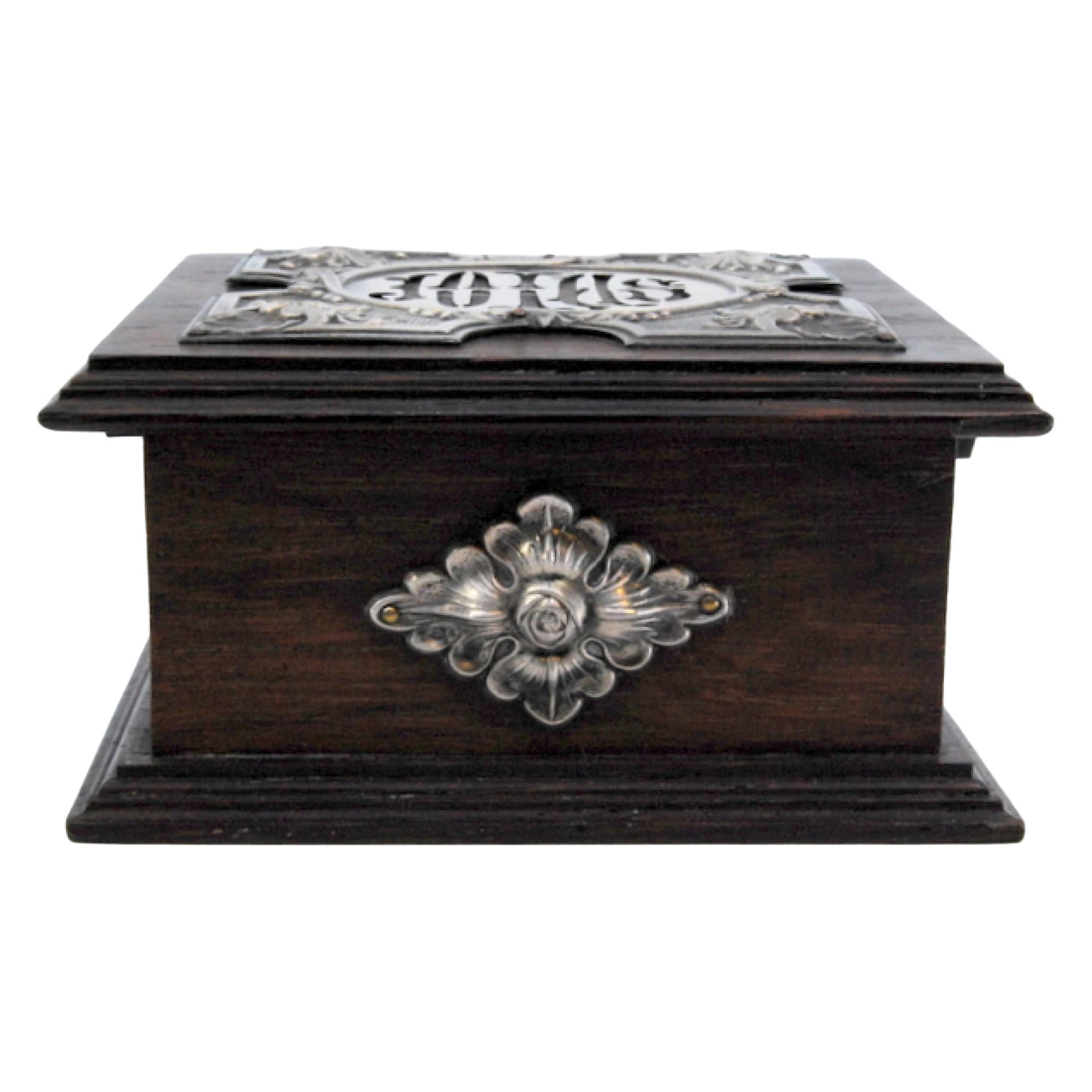 Boîte à bijoux en bois avec décor argenté et "bijoux" à l
intérieur, doublure en velours rose. en vente